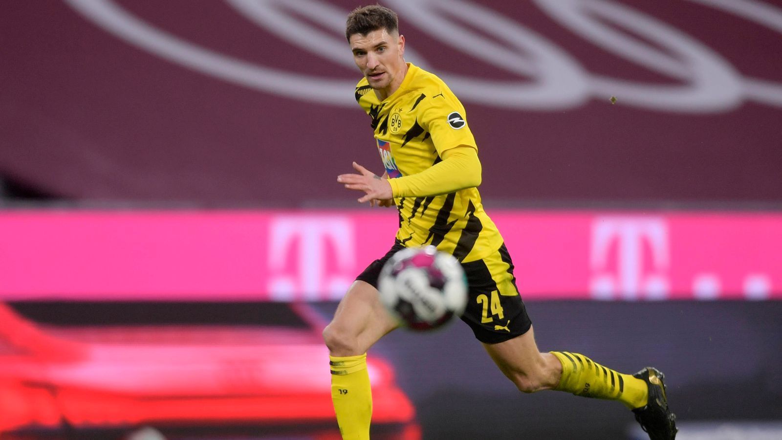 
                <strong>2. Schwachstelle Rechtsverteidiger</strong><br>
                Auf der Position des linken Verteidigers hat Borussia Dortmund mit Raphaël Guerreiro einen Top-Spieler, der sehr viele Impulse im Spiel nach vorne setzt und in der laufenden Bundesliga-Saison bereits drei Tore und neun Vorlagen verbucht hat. Das Problem ist nur: Es fehlt das passende Gegenstück auf der anderen Seite. Rechtsverteidiger Thomas Meunier (Foto) wechselte im vergangenen Sommer von Paris nach Dortmund, konnte bislang aber nicht überzeugen und verlor im Laufe der Saison seinen Stammplatz.
              