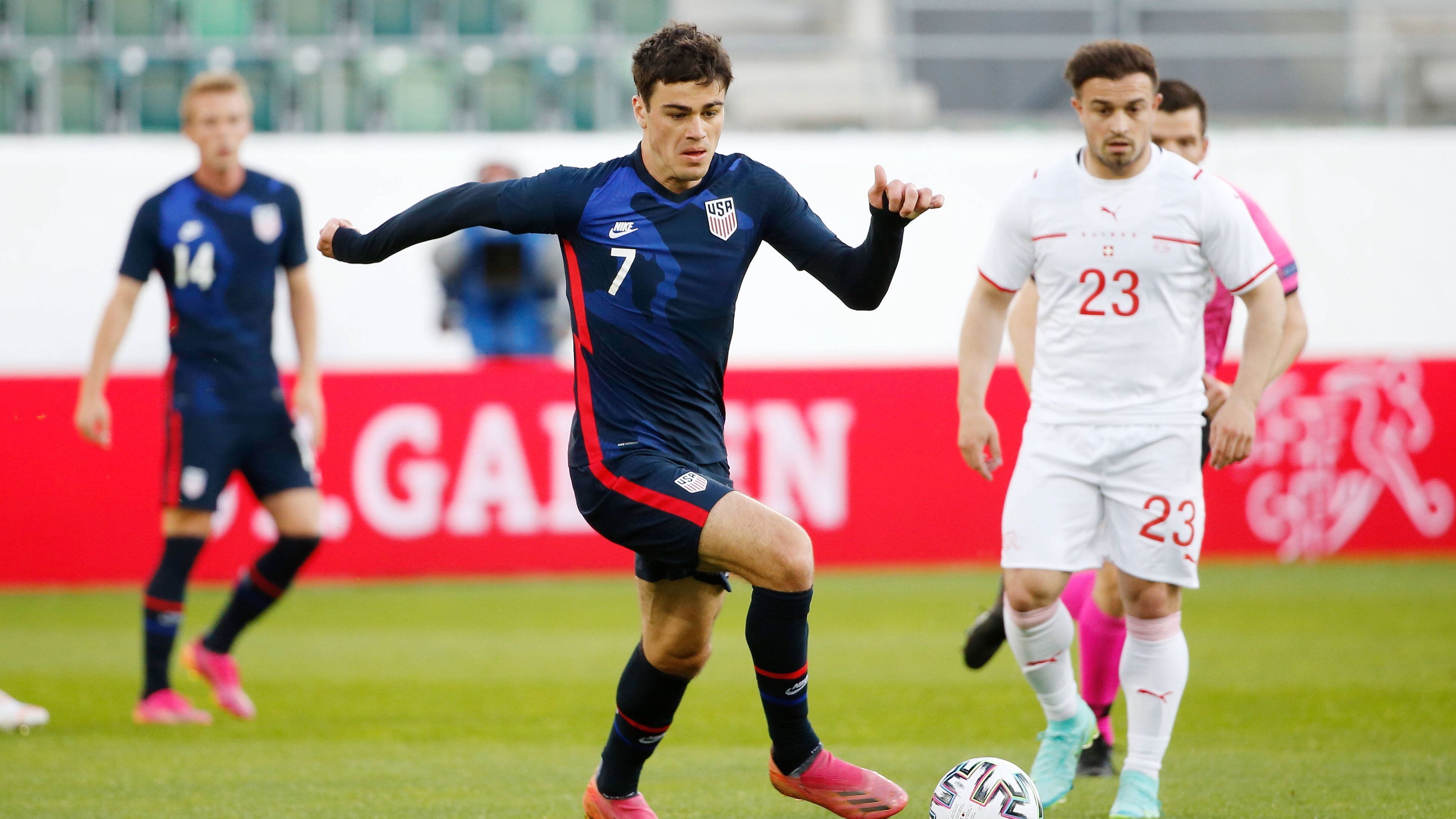 
                <strong>Giovanni Reyna (Borussia Dortmund)</strong><br>
                Der nächste Bekannte aus der Bundesliga. Mit seinen 18 Jahren ist Giovanni Reyna schon ein fester Bestandteil des Angriffs von Coach Gregg Berhalter und traf im Finale gegen Mexiko zum zwischenzeitlichen 1:1. Beim BVB kam Reyna unter Edin Terzic und Lucien Favre in der abgelaufenen Saison wettbewerbsübergreifend auf 46 Einsätze. Trotz eines kleinen Leistungslochs zur Saisonmitte bereitete Reyna sieben Treffer vor und netzte selbst ebenfalls sieben Mal. Kaum zu glauben, dass er bei der WM im eigenen Land erst zarte 23 Jahre alt sein wird. Der Dortmunder ist das größte Juwel in der US-Offensive.
              