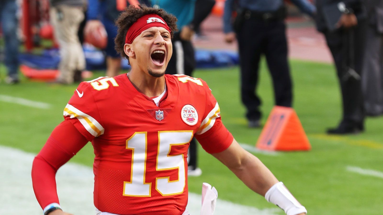 
                <strong>AFC - Quarterback (ein Spieler)</strong><br>
                Patrick Mahomes (Kansas City Chiefs) -Auch in diesem Jahr führt in der AFC kein Weg an Chiefs-Spielmacher Patrick Mahomes vorbei. Mit 2.687 Yards, 25 Touchdowns und nur einer Interception hat der 25-Jährige die Playoffs fest im Blick und könnte mit Kansas City den zweiten Super-Bowl-Sieg in Folge einfahren.
              