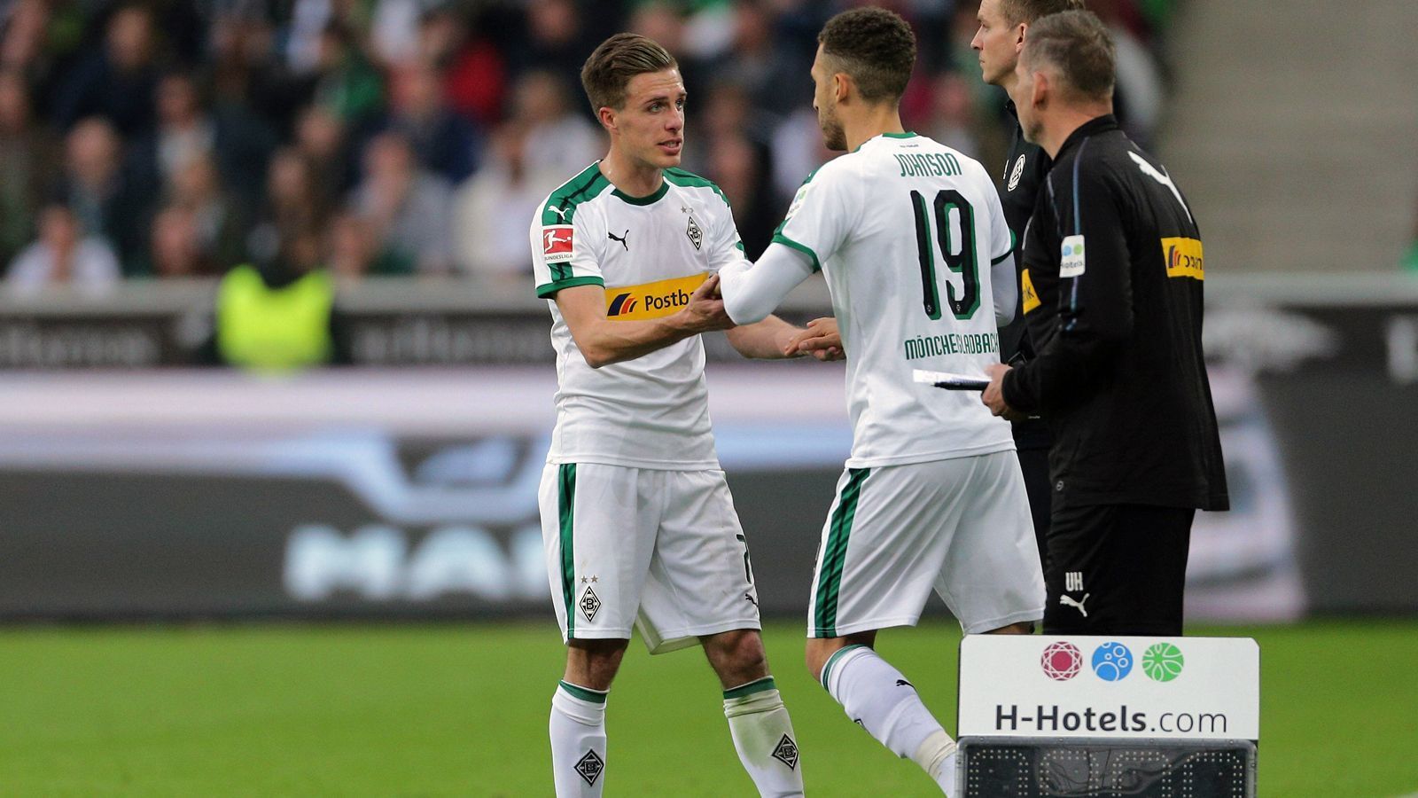 
                <strong>Patrick Herrmann ist der Bundesliga-Wechselkönig</strong><br>
                Borussia Mönchengladbachs Patrick Herrmann (li.) hat im Rahmen des 2:0-Sieges seiner Fohlen am 16. Spieltag gegen Paderborn einen Bundesliga-Rekord eingestellt. Der Außenbahnspieler wurde in dieser Begegnung nämlich schon zum 140. Mal in der Bundesliga ausgewechselt. Damit teilt sich Herrmann Platz 1 in dieser Kategorie mit Halil Altintop. (Quelle: optafranz/twitter)
              