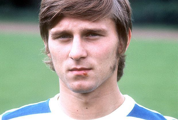 
                <strong>Platz 9: Ronald Worm (MSV Duisburg)</strong><br>
                Genauso schnell ist Ronald Worm. Im Trikot des MSV Duisburg schießt Worm am 12. Okober 1974 ebenfalls nach 14 Sekunden den Ball gegen den Hamburger SV in die Maschen.
              