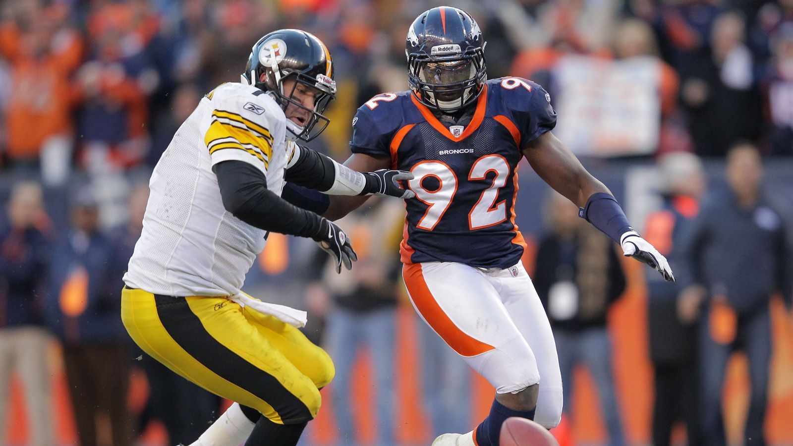 
                <strong>Pittsburgh Steelers @ Denver Broncos (23:29 OT, 8. Januar 2012, AFC Wild Card Round)</strong><br>
                Tim Tebow benötigte in seinem ersten Playoff-Spiel etwas Anlaufzeit - dann aber kam der Broncos-Quarterback gewaltig auf. Im zweiten Viertel warf er zunächst einen Touchdown-Pass, lief wenig später selbst in die Endzone und hatte damit großen Anteil am 20-Punkte-Quarter seiner Franchise. Das Beste hob er sich aber für den Schluss auf: Mit dem ersten Snap in der Overtime bediente Tebow per 80-Yards-Pass Demaryius Thomas - der siegbringende Touchdown!
              