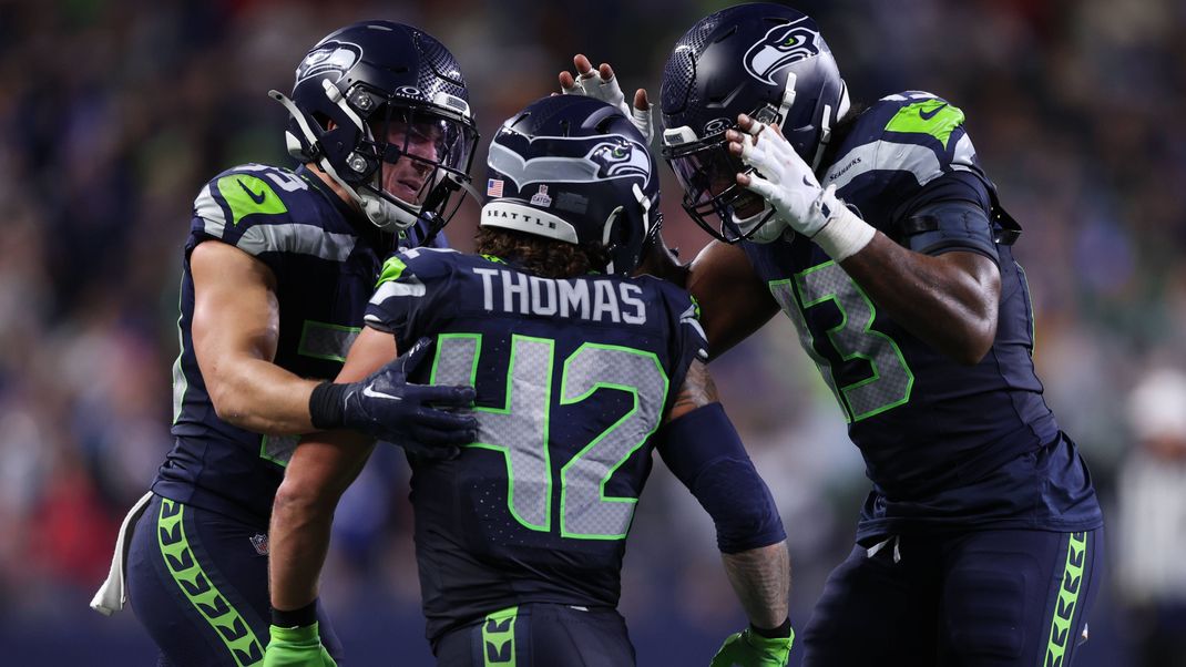 NFL, American Football Herren, USA Houston Texans at Seattle Seahawks Oct 20, 2025 Seattle, Washington, USA Seattle Seahawks safety Ty Okada 39, Seattle Seahawks linebacker Drake Thomas 42 and Seattle Seahawks linebacker Ernest Jones IV 13 celebrate after a pass breakup during the fourth quarter against the Houston Texans at Lumen Field. Seattle Lumen Field Washington USA, EDITORIAL USE ONLY PUBLICATIONxINxGERxSUIxAUTxONLY Copyright: xKevinxNgx 20251021_rgo_cf9_105