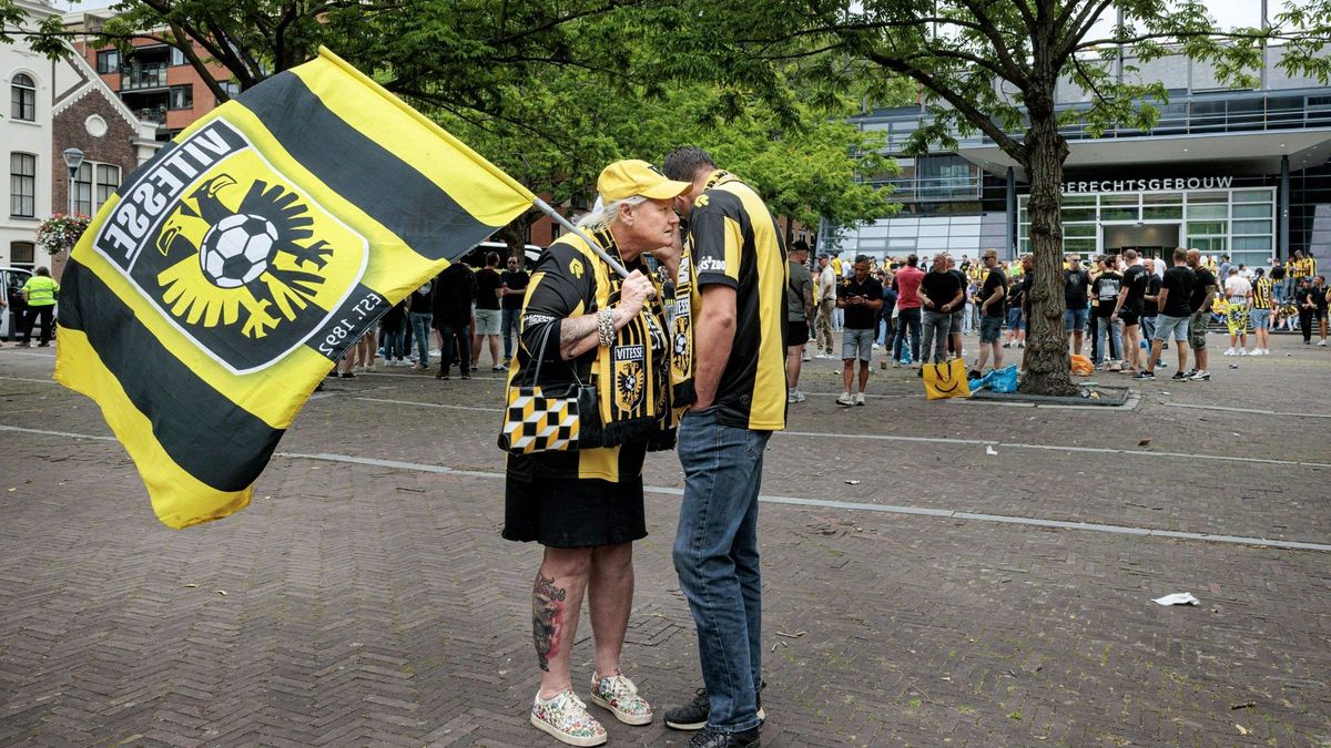 Fans warteten vor dem Gerichtsgebäude