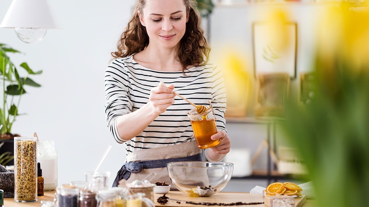 Mit Honig lassen sich ganz einfach und schnell pflegende Gesichtsmasken selbermachen – auf welche Zutaten ihr bei dem DIY-Rezept für Naturkosmetik setzen solltet, lest ihr im Beauty-Artikel. 
