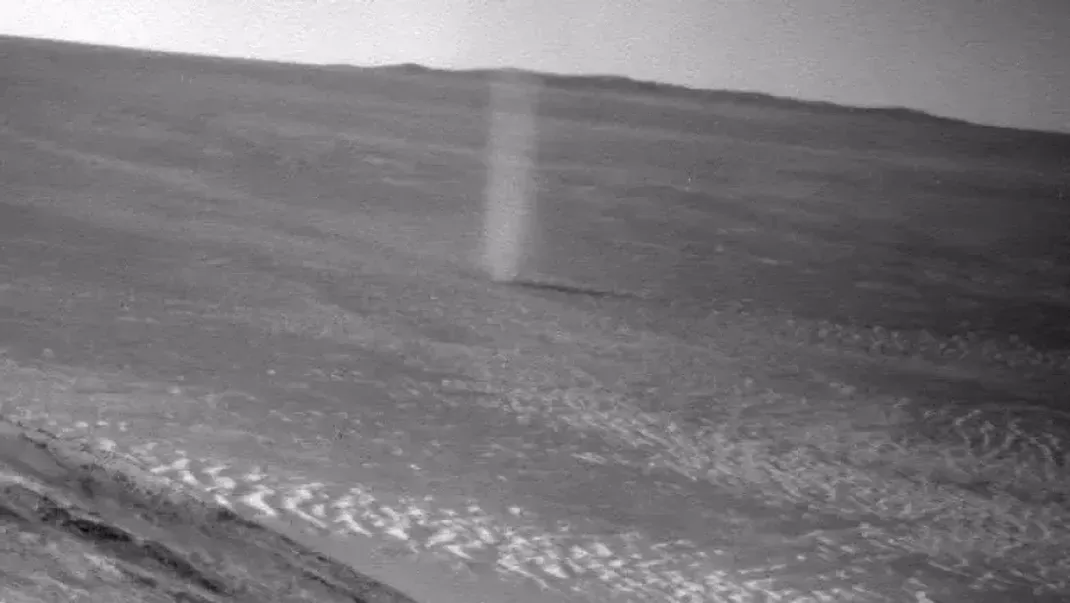 Wie hier vor einigen Jahren konnte die NASA erneut einen Staub-Teufel auf dem Mars einfangen. Ein Wirbelsturm mit riesigen Ausmaßen.