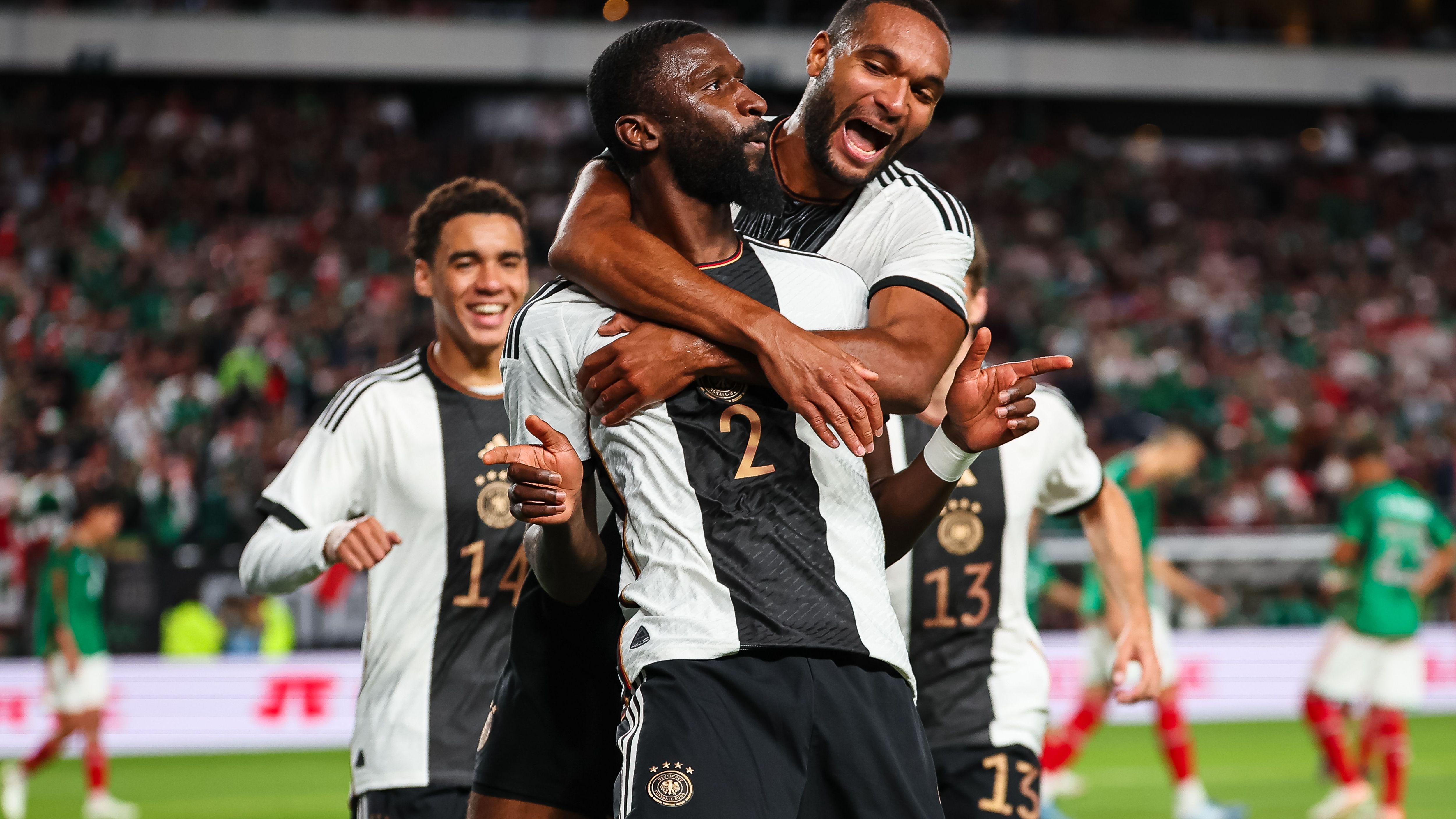 <strong>Jonathan Tah</strong><br> Nachdem er gegen die USA noch außen spielte, ist er in Philadelphia Partner von Rüdiger in der Abwehrzentrale. Dort fühlt er sich deutlich wohler und spielt solide. Ein ums andere Mal löscht er in höchster Not bei mexikanischen Gegenangriffen. <strong>ran-Note: 3</strong>