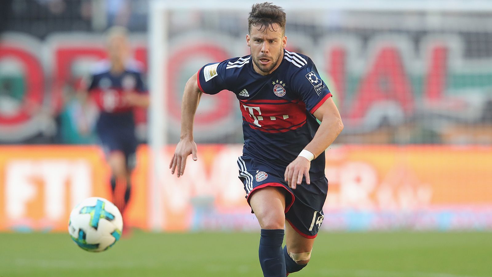 
                <strong>Juan Bernat</strong><br>
                In seiner vierten Saison in München bleib dem Spanier nur die Rolle des Edelreservisten. Wettbewerbsübergreifend kam Bernat nur auf zwölf Einsätze, allerdings fiel er auch wegen eines Syndesmosebandrisses lange aus und verpasste die letzten Saisonwochen mit muskulären Problemen. Selbst die Rolle des Backup von Linksverteidiger David Alaba musste der Linksfuß teilweise dem eigentlich für die rechte Seite eingeplanten Rafinha überlassen. Bernat deutete schon an, dass er sich aufgrund der geringen Einsatzzeiten mit einer Luftveränderung anfreunden könnte. Für den FCB wäre das zu verkraften, zumal bei noch einem Jahr Vertrag auch eine entsprechende Ablösesumme fällig wäre.
              