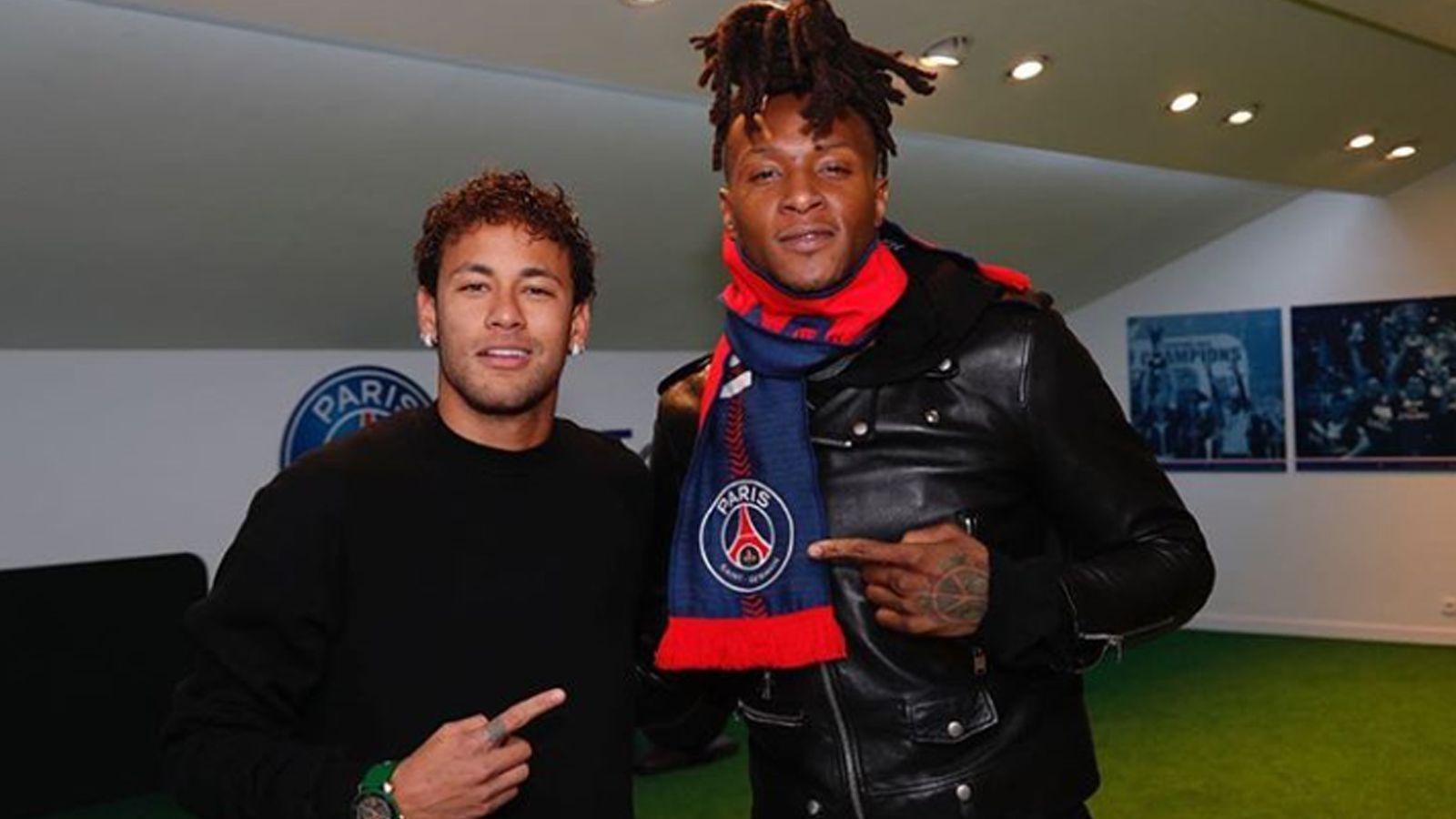 
                <strong>Hopkins und Neymar</strong><br>
                DeAndre Hopkins traf sich in passendem Outfit mit Brasiliens WM-Hoffnungsträger Neymar. Ob er ihm zu einem Verbleib bei Paris Saint-Germain geraten hat?
              