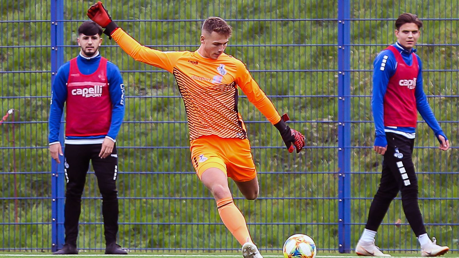 
                <strong>Gian-Luca Reck</strong><br>
                Steht bald der nächste Torhüter mit dem Nachnamen Reck in einem Bundesliga-Tor? Oliver Recks Sohn Gian-Luca hatte als U19-Spieler des MSV Duisburg laut "Bild" bereits einige Bundesligisten auf sich aufmerksam gemacht. Letztlich aber wurde es nichts mit dem direkten Wechsel in Deutschlands Fußball-Oberhaus. Stattdessen steht das Talent aktuell bei Rot-Weiß Erfurt zwischen den Pfosten.
              