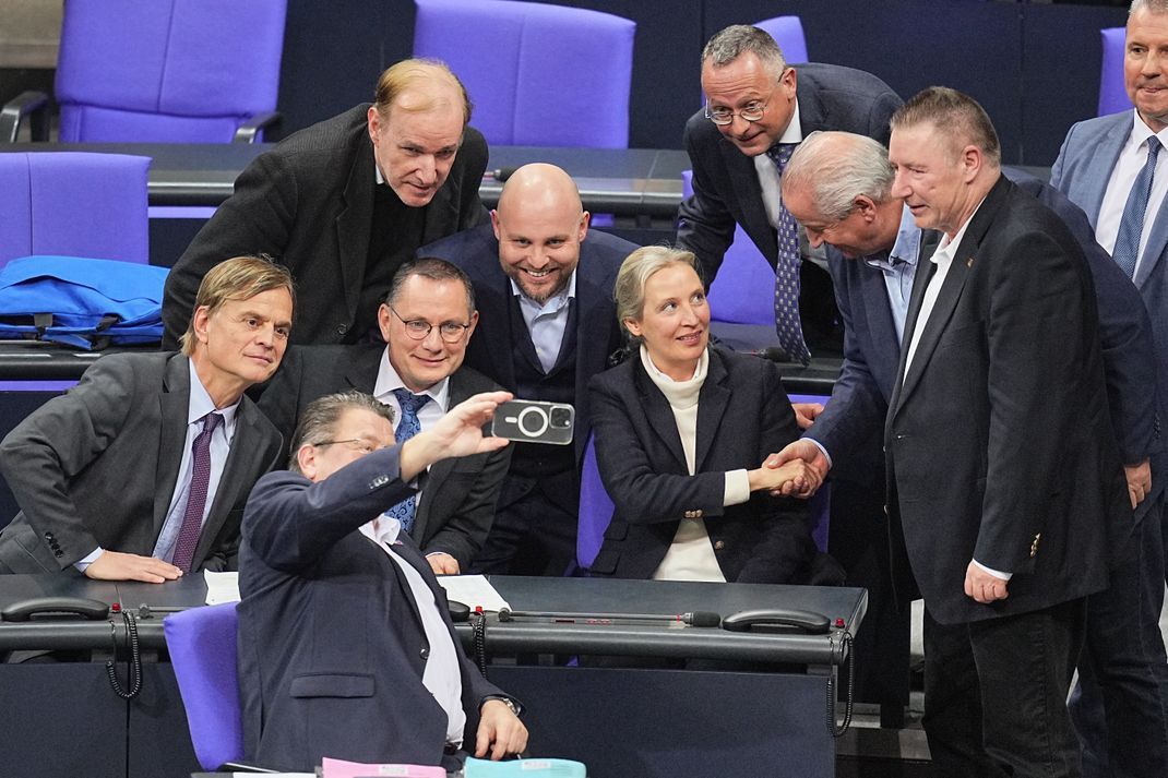 Die Fraktion der AfD feiert im Bundestag das Abstimmungsergebnis.