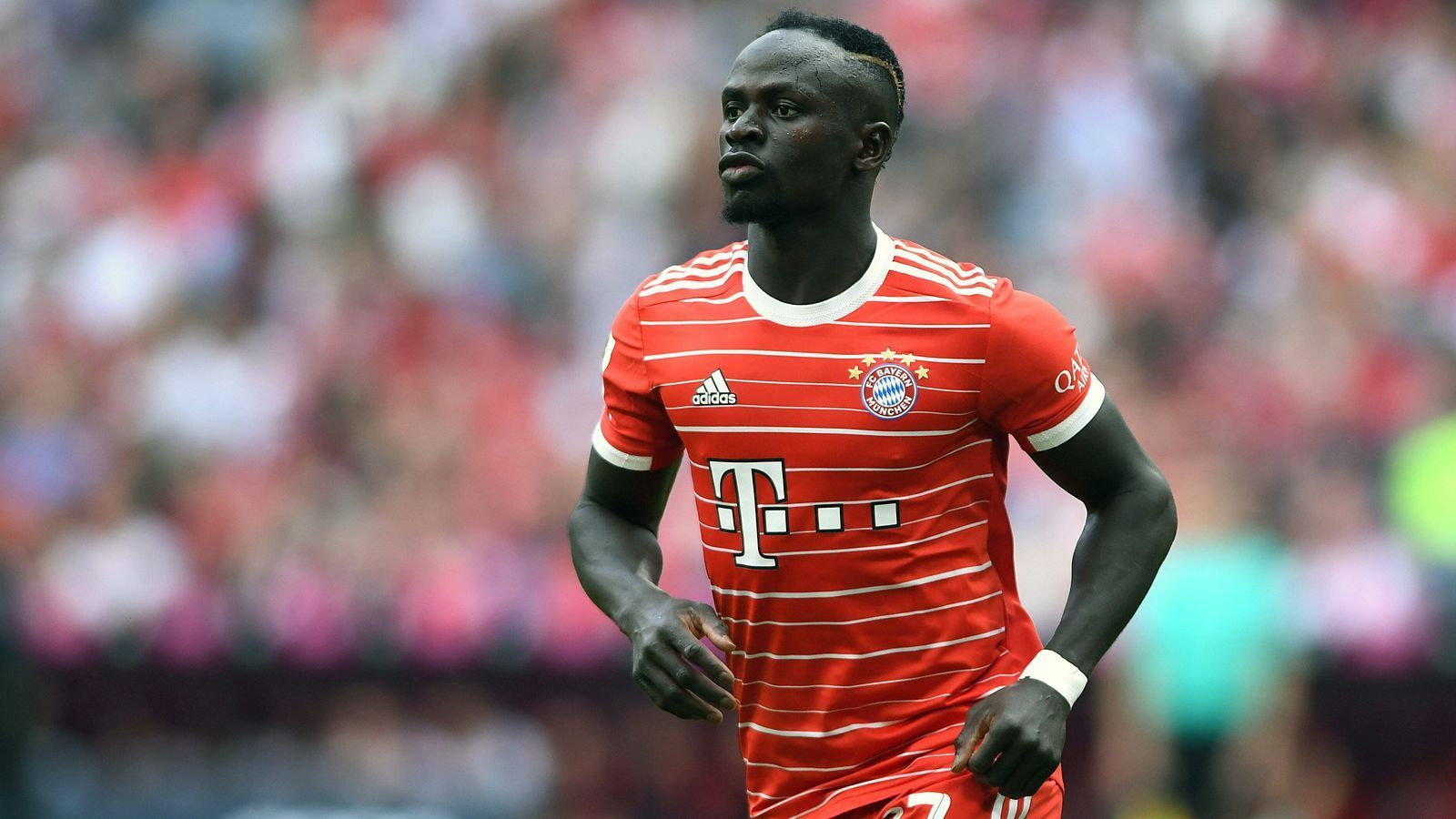 
                <strong>Sadio Mane</strong><br>
                Im Sturmzentrum ist Mane zunächst ziemlich abgemeldet. Zehn Minuten vor der Halbzeit schleicht er sich dann aber perfekt im Rücken seines Gegenspielers weg und erzielt das vermeintliche 1:0. Doch der VAR kassiert den Treffer wegen einer Abseitsstellung von Sane ein. Nur Minuten später steht Mane wieder im Abseits, ein zweites Tor wird ihm aberkannt. Alles in allem also ein unglücklicher Samstag für Mane. ran-Note: 3
              