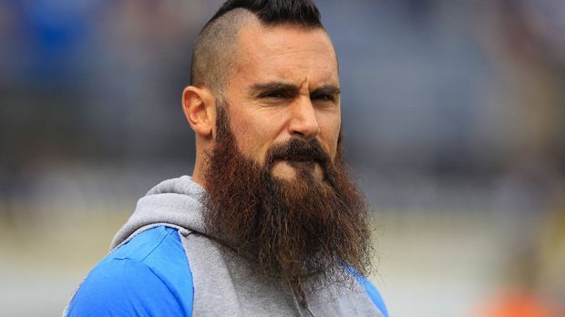 
                <strong>Eric Weddle (Baltimore Ravens)</strong><br>
                Eric Weddle (Baltimore Ravens): Der 31-jährige Kalifornier steht ebenfalls auf außergewöhnliche Gesichtsbehaarung. Anfang Februar 2016 hat er aber erst einmal "aufgeräumt". Weddle rasierte sich den Bart beinahe gänzlich ab. Es bleibt abzuwarten, was er sich für die nächste NFL-Saison in puncto Bart einfallen lässt.
              
