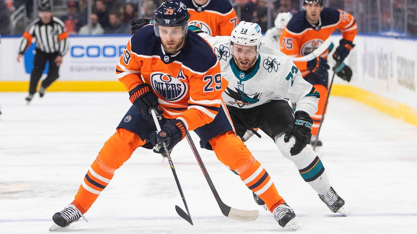 
                <strong>Leon Draisaitl (Edmonton Oilers) - 101 Scorerpunkte (50 Tore/51 Assists)</strong><br>
                Individuelle Lorbeeren hat sich der Kölner bereits reichlich verdient, drei der begehrtesten Trophäen (Art Ross, Hart Memorial, Ted Lindsay) holte Draisaitl 2020, als er zudem deutscher Sportler des Jahres wurde. Doch über allem stünde ein Stanley-Cup-Triumph mit Edmonton und die aktuelle Verfassung nährt die Hoffnung darauf. Stand Mittwochnachmittag hatten die Oilers fünf Spiele in Folge gewonnen und elf der letzten 14. Draisaitl erlebte allerdings persönlich einen kleinen Rückschlag, fehlte beim 2:1 gegen die San Jose Sharks wegen einer nicht näher benannten Unterkörperverletzung erstmals seit dem 27. Oktober 2017 in einem Oilers-Spiel.  
              