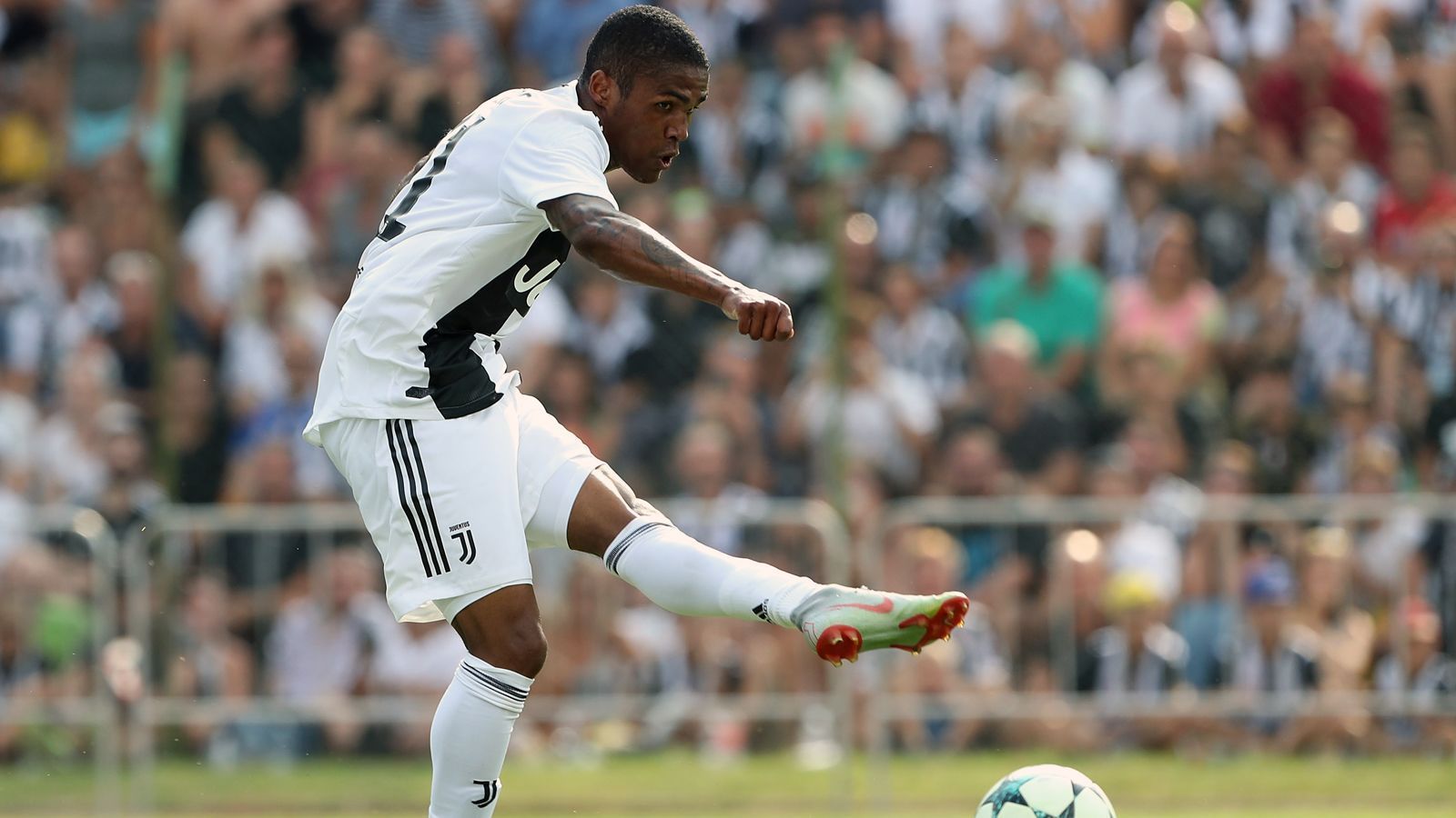 
                <strong>Platz 4 - Douglas Costa (Juventus Turin)</strong><br>
                Jahresgehalt: 6,5 Millionen EuroPosition: RechtsaußenAlter: 27 JahreVertrag bis: 30. Juni 2022
              