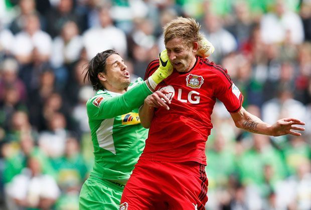 
                <strong>Platz 1: Stefan Kießling (Bayer 04 Leverkusen)</strong><br>
                Stefan Kießling von Bayer 04 Leverkusen wurde gleich 107 Mal gefoult und damit wurden gleich 20 Fouls mehr an ihm begangen als an dem Zweitplatzierten. Der Stürmer belegt daher in den Top 10 den ersten Rang.
              