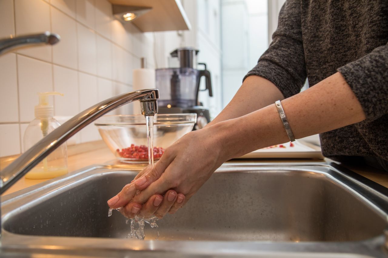 Beim Händewaschen musst du nicht zwingend warmes Wasser laufen lassen. Seife deine Hände für circa 20 Sekunden ein und wasche sie anschließend mit kaltem Wasser ab. Achte darauf, dass du während des Einseifens den Wasserhahn zudrehst.