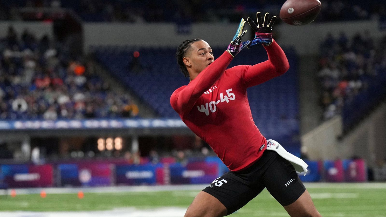 
                <strong>Gewinner: Jaxon Smith-Njigba, Wide Receiver, (Ohio State)</strong><br>
                Er hat beim Combine unterstrichen, dass er in einer eher schwächeren Receiver-Klasse wohl fraglos der erste Passempfänger sein dürfte, der beim Draft vom Board geht. Seine Zahlen bei den Übungen waren stark, seine Routen flüssig und die Hände fangsicher. Vor allem in Zusammenarbeit mit seinem ehemaligen Buckeyes-Teamkollegen C.J. Stroud konnten beide brillieren. Aber auch mit anderen Spielmachern konnte Smith-Njigba Eindruck auf hohem Niveau hinterlassen. So ein klarer Erstrundenpick.
              