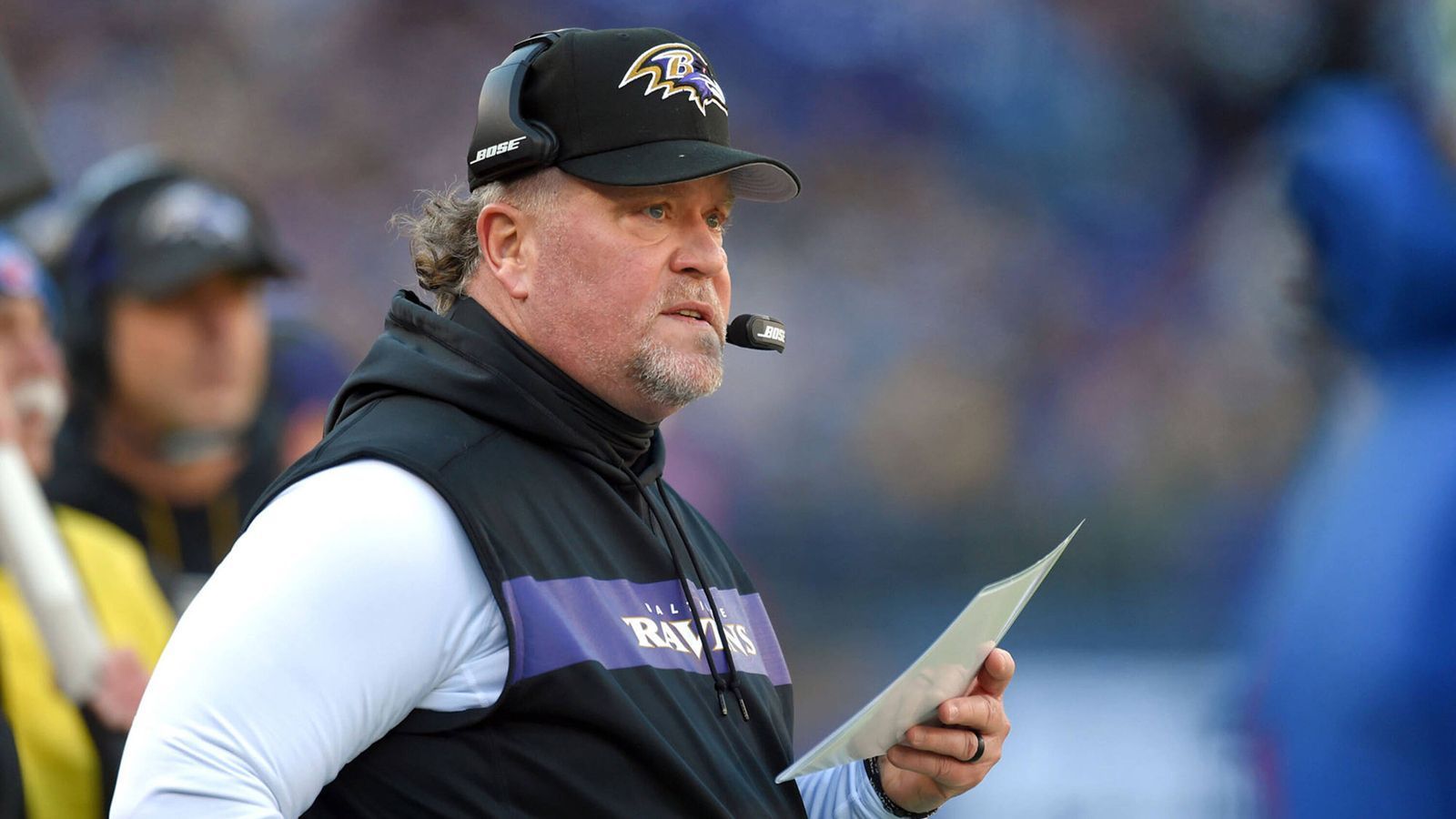 
                <strong>Don Martindale (Baltimore Ravens)</strong><br>
                …denn auch Defensive Coordinator Don Martindale könnte schon in ein paar Wochen Head Coach in der NFL sein. Er wird von den Spielern geliebt, legt aber viel Wert auf Disziplin. Mit seiner Beförderung 2018 hat sich die Defense wieder verbessert und gerade die Passverteidigung zählt zu den besten in der Liga. Kein Wunder also, dass sich zahlreiche Teams mit ihm beschäftigen.
              