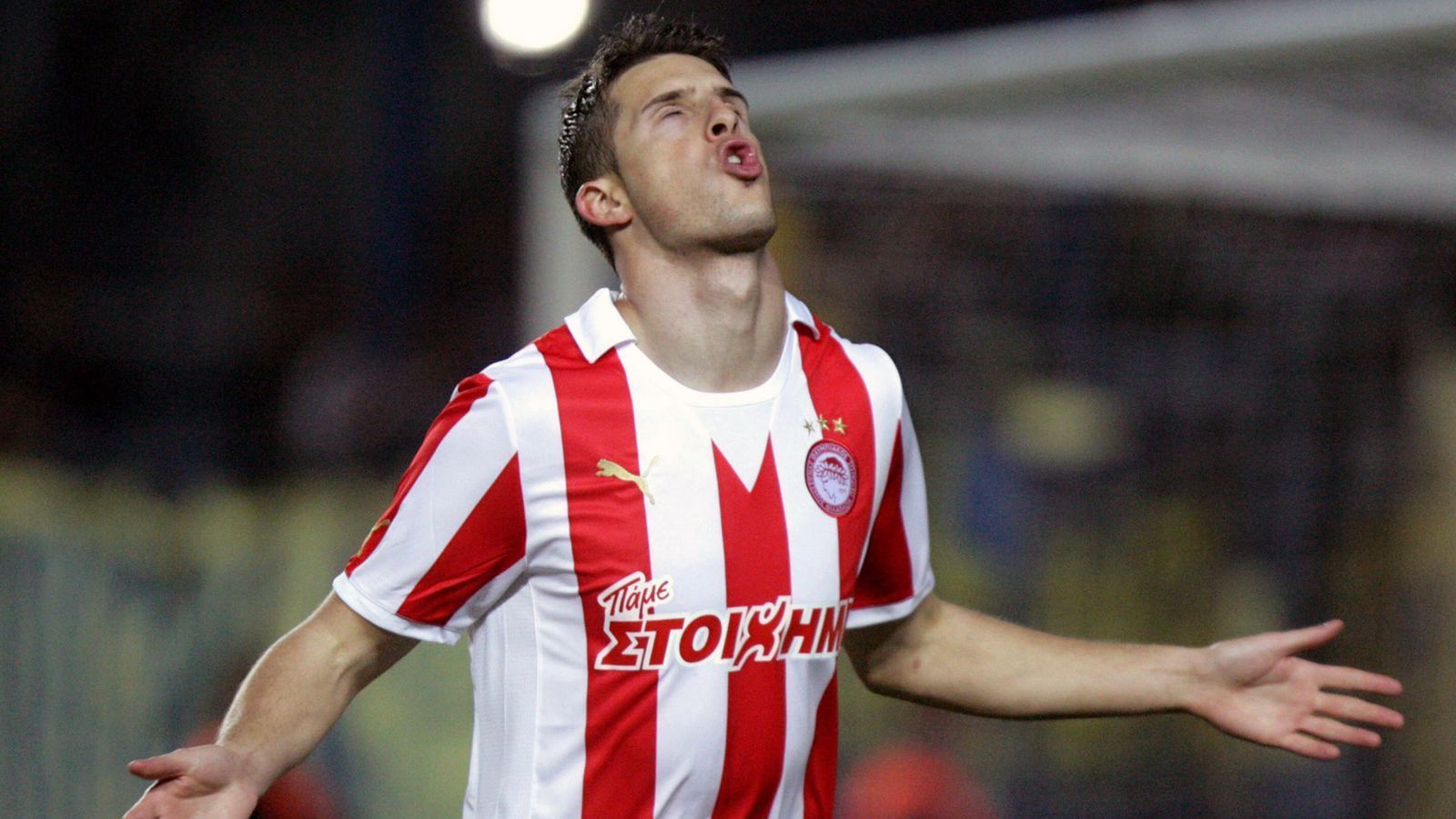 
                <strong>Kevin Mirallas</strong><br>
                Der frühere belgische Nationalspieler Kevin Mirallas wechselte sogar zwei Mal im Laufe seiner Karriere zu Olympiakos Piräus. Das erste Mal schloss sich der Offensivmann 2010 dem griechischen Klub an und blieb zwei Jahre. Danach verkaufte ihn Olympiakos für kolportierte 7,65 Millionen Euro Ablöse an Everton, um ihn aber Anfang 2018 wieder für ein halbes Jahr auf Leihbasis zurückzuholen. Seine Olympiakos-Gesamtbilanz: 86 Spiele, 36 Tore, 15 Vorlagen. Mittlerweile kickt der 32-Jährige für Royal Antwerpen.
              