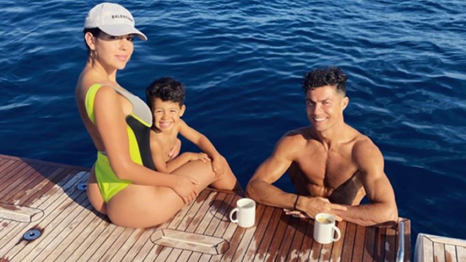 
                <strong>Pompös auf einer Mega-Yacht! So verbringt CR7 seine Freizeit</strong><br>
                Auch der kleine, gemeinsame Sohn von CR7 und Rodriguez, Mateo (3 Jahre), darf den Cruise inklusive regelmäßiger Schwimmpausen mitmachen. 
              