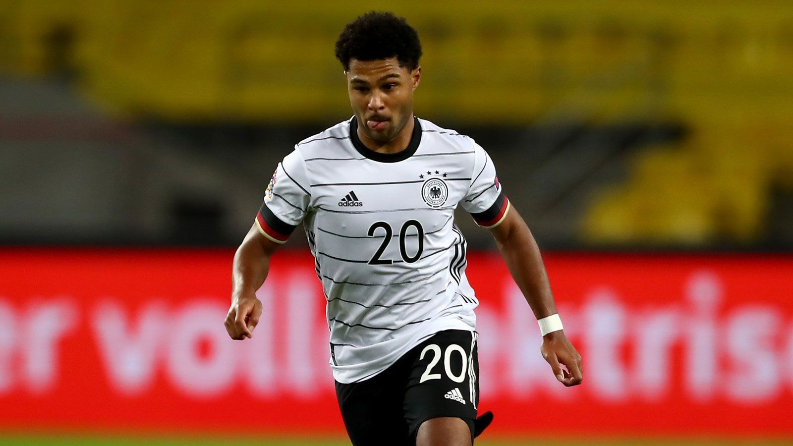 
                <strong>Rechtsaußen: Serge Gnabry (FC Bayern München)</strong><br>
                Wirbelwind auf der rechten Seite, der immer für ein Tor gut ist. Im direkten Duell von seinen Gegnern mit fairen Mitteln kaum zu stoppen. Sein schneller Antritt und das reinziehen in die Mitte, dürfte die Ukrainer ein ums andere Mal in Verlegenheit bringen. Heiß auf Tore, aber stets mit dem Auge für den besser postierten Mitspieler. Wird sich wohl die ein oder andere Seitenrochade mit Sané leisten.
              