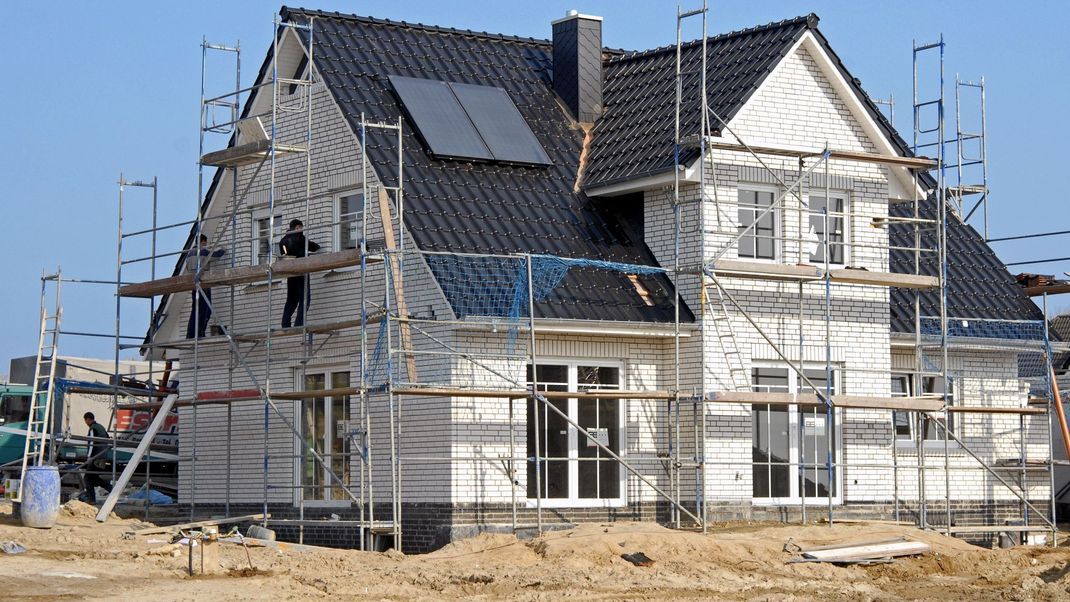 Ob Eigentumswohnung oder Haus - zu den Kaufkosten kommen noch viele Nebenkosten hinzu. Jetzt soll die Grunderwerbsteuer fallen.