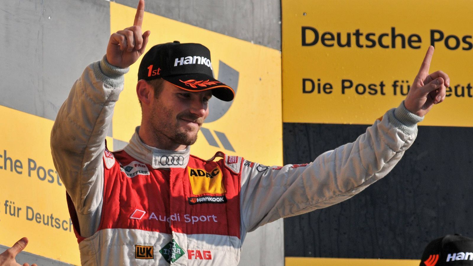 <strong>2011: Martin Tomczyk</strong><br>
                Damals wurden in der DTM noch ältere Modelle sprich Vorjahreswagen eingesetzt. Wer in diesen Boliden saß, fuhr eigentlich nicht vorne mit.&nbsp;Eigentlich war Martin Tomczyk deshalb chancenlos.&nbsp;Doch der Deutsche wurde 2011 als bislang einziger Fahrer in der DTM-Geschichte in einem Vorjahresmodell Meister! Und das sehr deutlich mit 20 Punkten Vorsprung vor Mattias Ekström.
