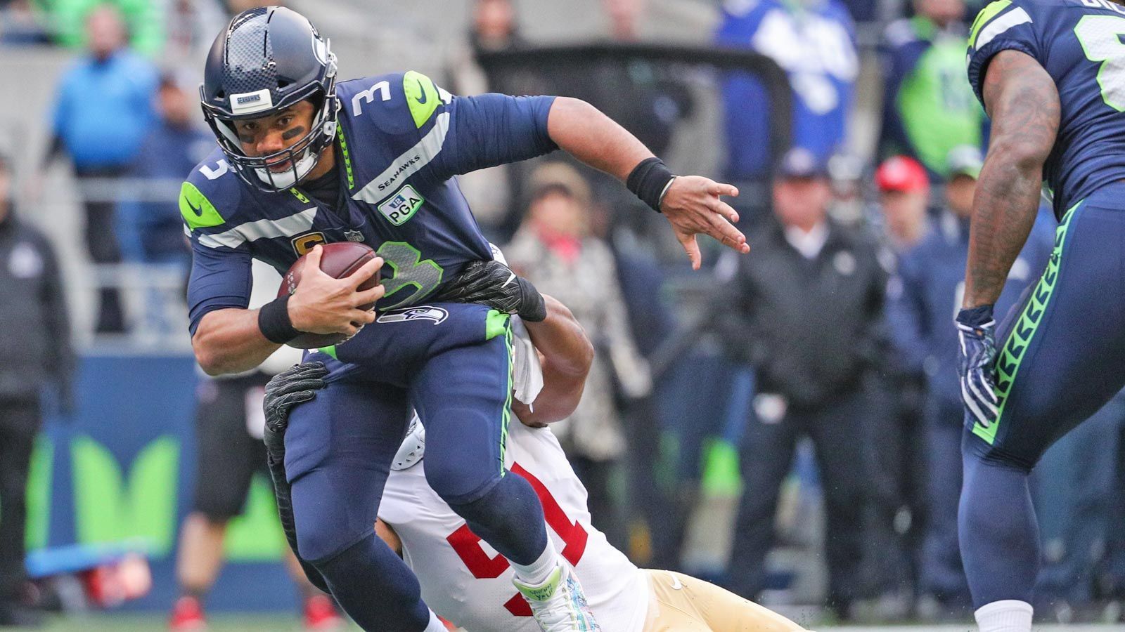 
                <strong>Russell Wilson</strong><br>
                Wilson, die dritte! 2014 beschenkte der Seahawks-Quarterback jedes Mitglied seiner Offense mit einer X-Box One. Das machte damals bei 33 Mitspielern gut 11.000 Dollar auf dem Bankkonto aus. Ob daher Wilsons konsolenartige Plays stammen?
              