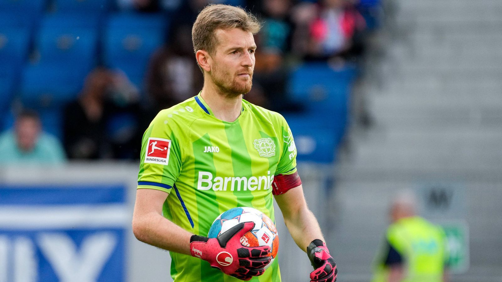 
                <strong>Bayer 04 Leverkusen</strong><br>
                Auch bei Bayer ist der Schlussmann Captain: Lukas Hradecky.
              