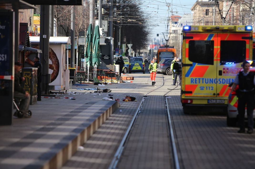 0Rettungsdienste und Polizei stehen nach einem schweren Zwischenfall am Paradeplatz in Mannheim.