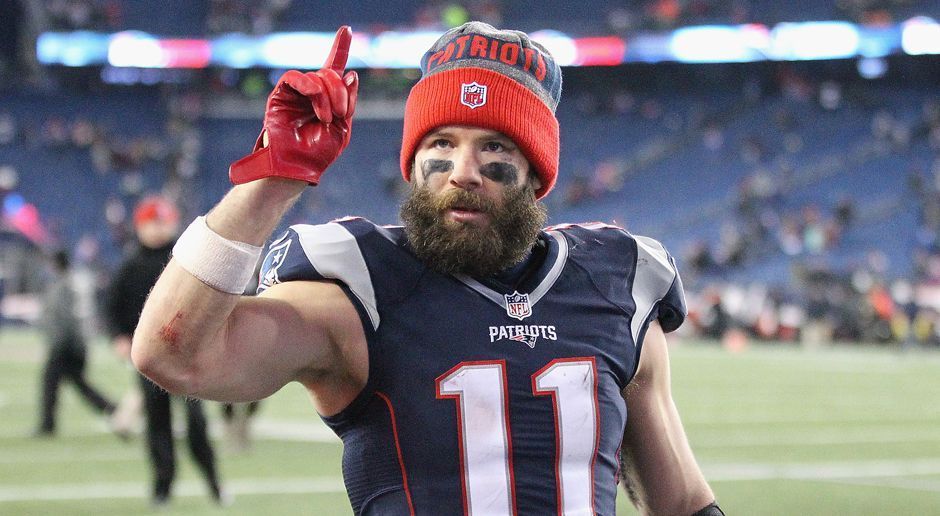 
                <strong>Die Workout-Boni der Patriots</strong><br>
                Tom Brady und Rob Gronkowski fehlten beim Trainingsauftakt der New England Patriots. Einer war nach ausgeheiltem Kreuzbandriss dafür wieder dabei: Julian Edelman. Der Wide Receiver hat nicht nur sportlich gesehen allen Grund dazu, beim Training mitzumachen, auch in finanzieller Hinsicht lohnt es sich für ihn: Nimmt Edelman an mindestens 90 Prozent der freiwilligen Trainingseinheiten in der Offseason teil, winkt ihm eine Bonuszahlung. Der 31-Jährige ist einer von 15 Pats-Spielern mit entsprechender Vertragsklausel. ran.de gibt einen Überblick über die Workout-Boni der Patriots.
              