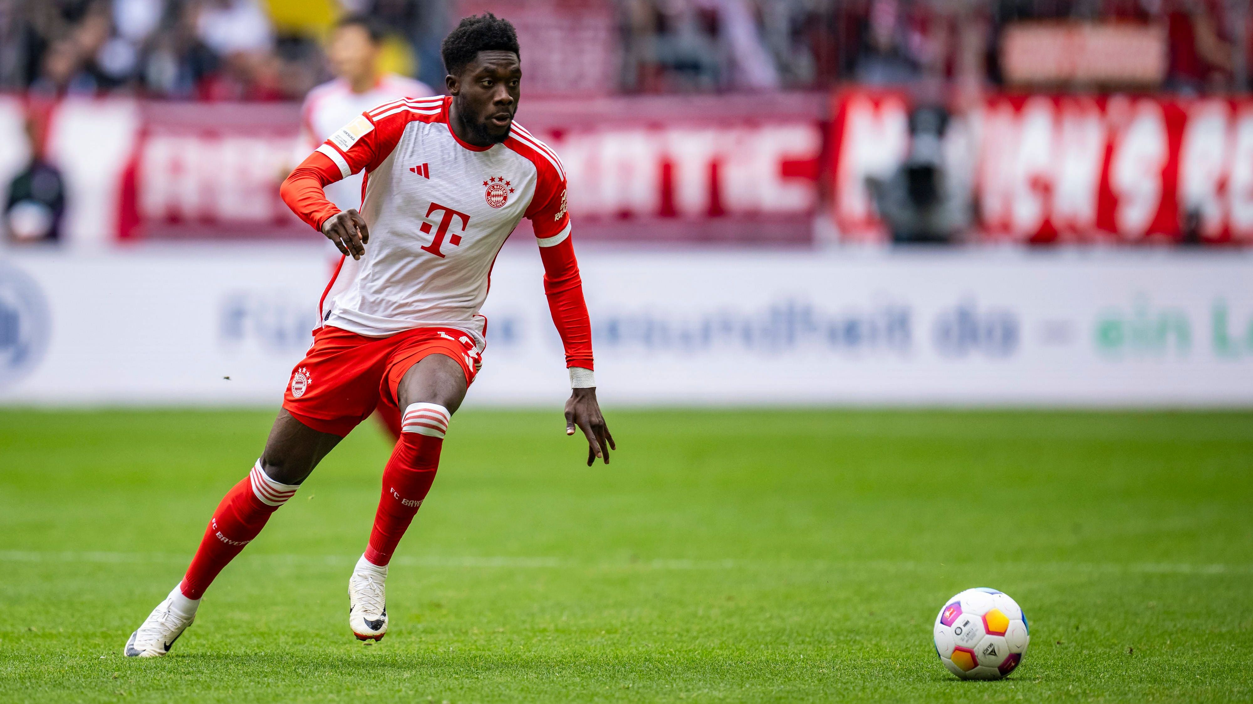 <strong>Alphonso Davies</strong><br>Profitiert sehr von Comans zunächst ansprechender Leistung direkt vor ihm. Versteckt sich im Laufe der Partie immer mehr, wird aber auch nicht großartig gefordert. Wird in der 65. Minute ausgewechselt. <em><strong>ran</strong></em><strong>-Note: 4</strong>