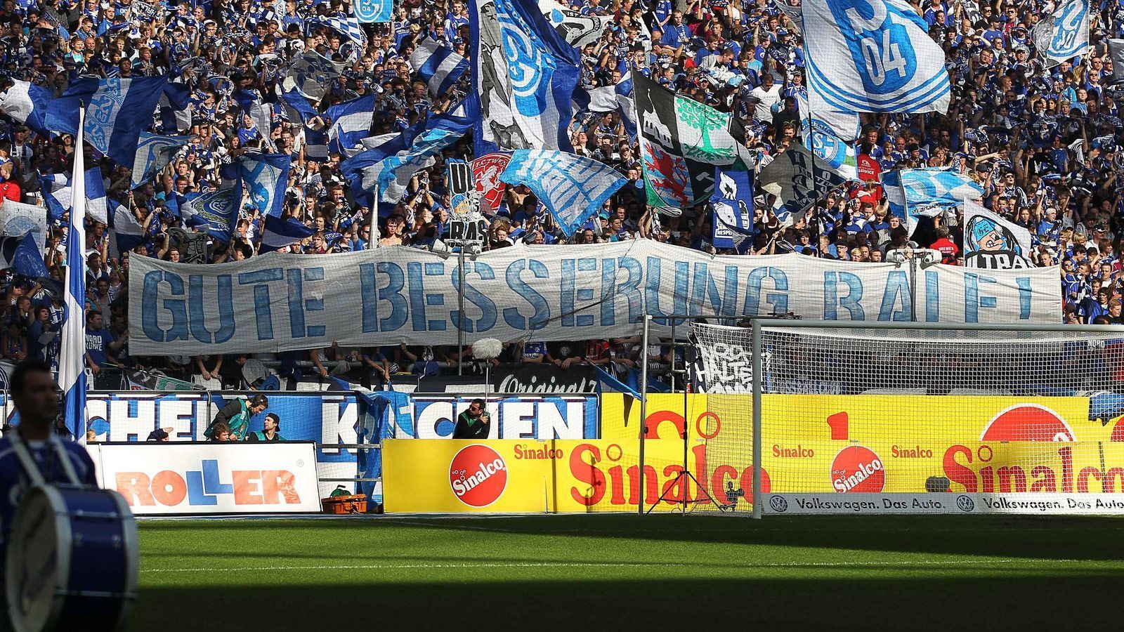 
                <strong>Tragisches Ende einer Ära</strong><br>
                Die Bundesliga-Saison 2011/12 ist erst wenige Wochen alt, als Rangnick sein Engagement auf Schalke beendet: Der damals 53-Jährige leidet unter dem Burnout-Syndrom und lässt seinen Vertrag am 22. September mit sofortiger Wirkung auflösen. Rangnick zieht sich für zehn Monate aus dem öffentlichen Leben zurück und wird im Sommer 2012 als neuer Sportdirektor bei Red Bull Salzburg vorgestellt. Auf der Schalker Bank nimmt hingegen Vereinslegende Huub Stevens Platz - bis heute werden zehn weitere Trainer folgen.
              