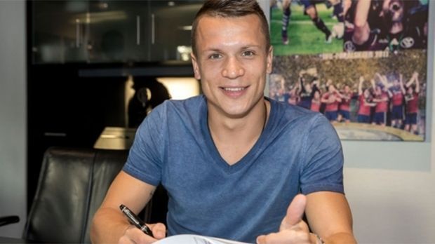 
                <strong>Yevhen Konoplyanka (Zugang FC Schalke 04)</strong><br>
                Yevhen Konoplyanka (Zugang FC Schalke 04): Der Wechsel von Yevhen Konoplyanka zum FC Schalke 04 ist fix. Konoplyanka ist nach Coke die zweite Verpflichtung von Europa-League-Sieger FC Sevilla. S04 hat Konoplyanka zunächst bis zum 30. Juni 2017 ausgeliehen und sich zudem eine Kaufoption für den ukrainischen Nationalspieler gesichert. "Wir freuen uns auf einen torgefährlichen und schnellen Mittelfeldspieler, der auf beiden Außenbahnen eingesetzt werden kann", sagte Trainer Markus Weinzierl.
              