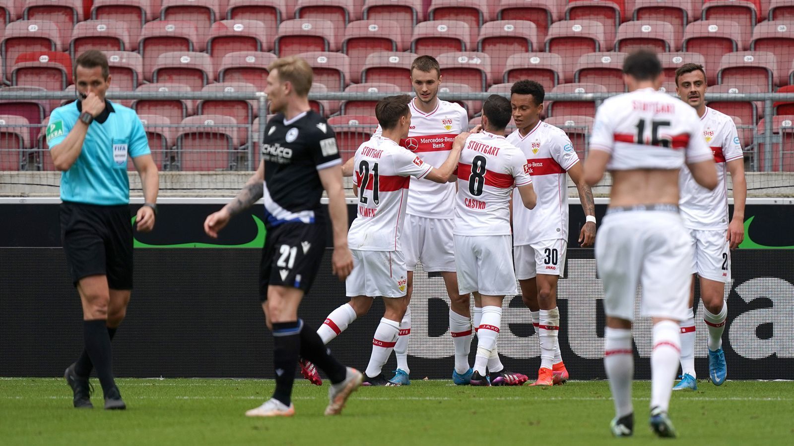 
                <strong>34. Minute: Bielefeld erst geschlagen, dann glücklich</strong><br>
                Für Bielefeld läuft es nicht viel besser. Eine gute Chance durch Doan hat die Arminia in der ersten Hälfte, ehe es in der 34. Minute hinten rappelt: Stuttgarts Massimo spielt den Ball von rechts flach in die Mitte auf Torjäger Kalajdzic, der aus kurzer Distanz locker verwandelt. Der VfB jubelt schon, doch nachträglich wird das Tor zurückgenommen, weil Massimo beim Angriff mit einem Bein im Abseits steht. Durchatmen für Bielefeld, das wie auch Köln mit einem 0:0 in die Pause geht und damit gerettet wäre
              