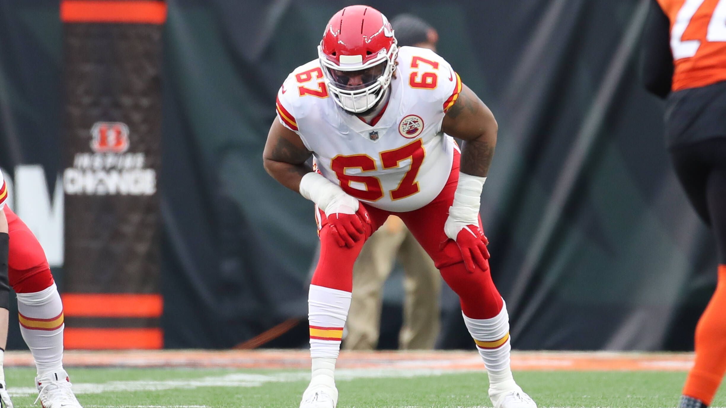 <b>Lucas Niang (Washington Commanders)&nbsp;</b><br>Die Washington Commanders nehmen Lucas Niang unter Vertrag. Der ehemalige Drittrunden-Pick stand zuletzt 2023 für die Kansas City Chiefs auf dem Rasen. Vergangene Saison war er als Practice-Squad-Spieler der Chiefs im Einsatz und wurde im November 2024 entlassen. Bisher absolvierte der Offensive Tackle 40 Spiele und gewann zwei Super Bowls.