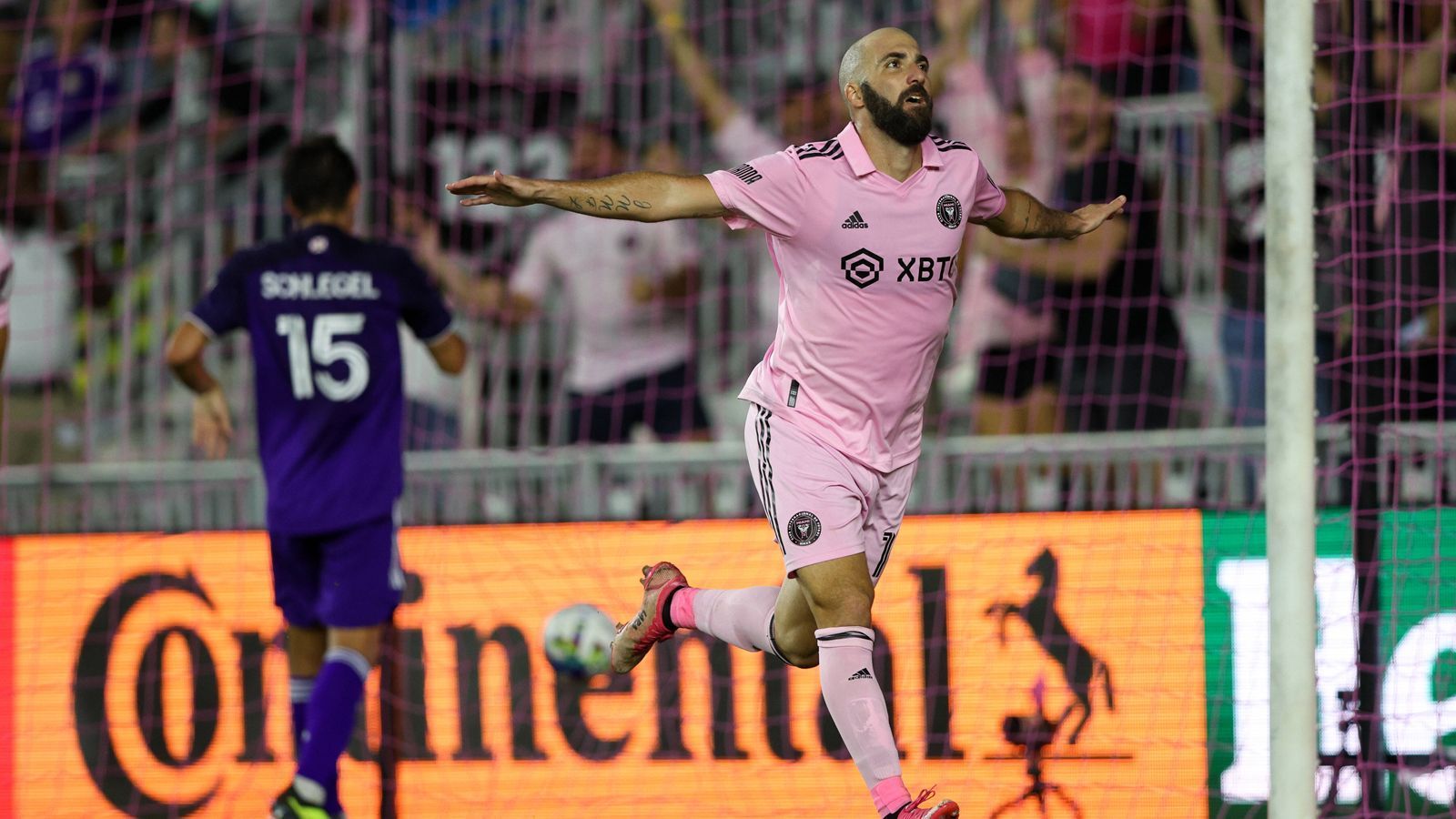 
                <strong>Gonzalo Higuain (zuletzt Inter Miami)</strong><br>
                Gonzalo Higuain wird seine Karriere zum Ende des laufenden Jahres beenden. Das hat der einstige Star-Stürmer von Real Madrid und Juventus Turin auf einer Pressekonferenz vor dem Spiel seines aktuellen Klubs Inter Miami gegen Orlando City aus der US-amerikanischen Major League Soccer (MLS) selbst bekannt. "Der Tag ist gekommen, dem Fußball Goodbye zu sagen", verkündete Higuain: "Ich werde all die schönen Momente für immer in meinem Herzen und in meinem Kopf behalten.", so Higuain zu seinem Karriereende in Diensten des Klubs von Besitzer David Beckham. Für Juventus Turin und Real Madrid stand der "Pipita" über 700 Mal auf dem Platz. 2020 war er von Juve nach Miami gewechselt und hatte in den letzten 14 Spielen 12 Tore erzielt – darunter zuletzt einen Doppelpack gegen Orlando City. Die MLS-Saison beginnt und endet – anders als etwa in den europäischen Ligen – im Kalenderjahr.
              
