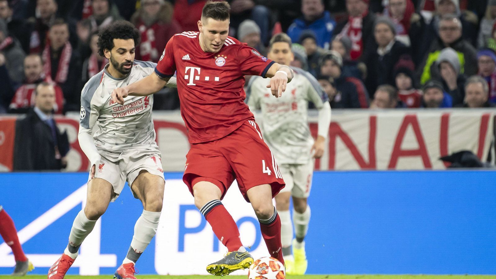 
                <strong>Niklas Süle</strong><br>
                Insgesamt ein sehr souveräner Auftritt, stellt Salah und Firmino im Zentrum kalt. Er leitet mit seinem Steilpass auf Gnabry den Ausgleich ein. Süle ist bei den ersten beiden Gegentoren unbeteiligt, lässt aber Origi vor dem 1:3 einfach gewähren. ran-Note: 3
              