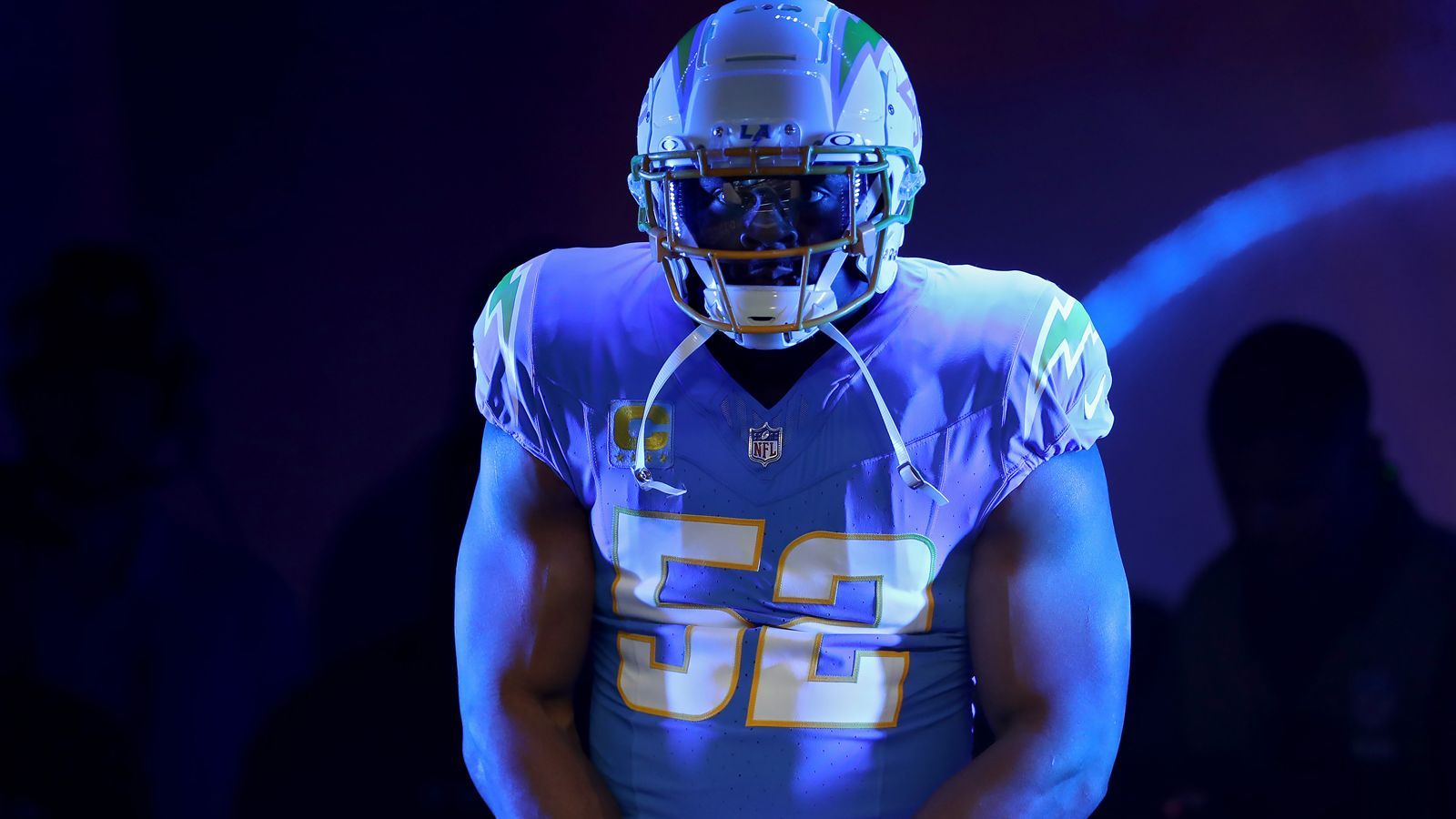 <strong>Los Angeles Chargers: Khalil Mack</strong><br>Zwei Forced Fumbles, zwei Pässe verteidigt, 25 Tackles, sieben Sacks - in einer wieder mal achterbahnartigen Chargers-Saison ist Mack eine Konstante. Quarterback Justin Herbert ist noch nicht auf dem Niveau der Vorsaison, Receiver Keenan Allen ist gut, aber nicht herausragend. Runninf Back Austin Ekeler fehlte zulange, ist erst jetzt wieder ein (starker) Impact.