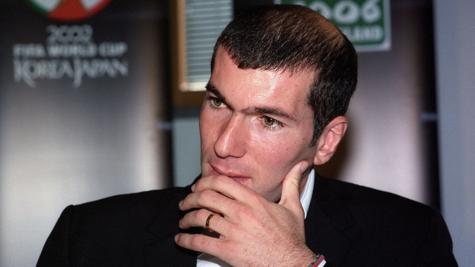 
                <strong>Zinedine Zidane (2000)</strong><br>
                Wie schon 1998, so führte Zinedine Zidane die französische Nationalmannschaft zwei Jahre später erneut zu einem großen Titel. Dem WM-Triumph von 1998 folgte der EM-Erfolg und so durfte "Zizou" am Jahresende dann auch noch als persönliches Highlight den Ballon d'Or entgegennnehmen. Der damalige Juve-Star gewann vor seinem späteren Real-Teamkollegen Luis Figo und Rivaldo. 
              