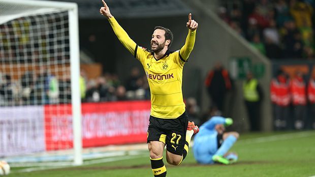 
                <strong>Linkes Mittelfeld: Gonzalo Castro</strong><br>
                Linkes Mittelfeld: Gonzalo Castro. Der 28-Jährige bestritt fünf Länderspiele, allerdings keines davon länger als 60 Minuten. Seit seinem Wechsel zu Borussia Dortmund kämpft Castro dauerhaft um einen Platz in der Startelf des BVB. Wenn er spielt, überzeugt er vor allem als Vorlagengeber. In 20 Einsätzen gelangen ihm sieben Assists und ein Tor. Auch deshalb hofft er auf ein Comeback im DFB-Trikot.
              