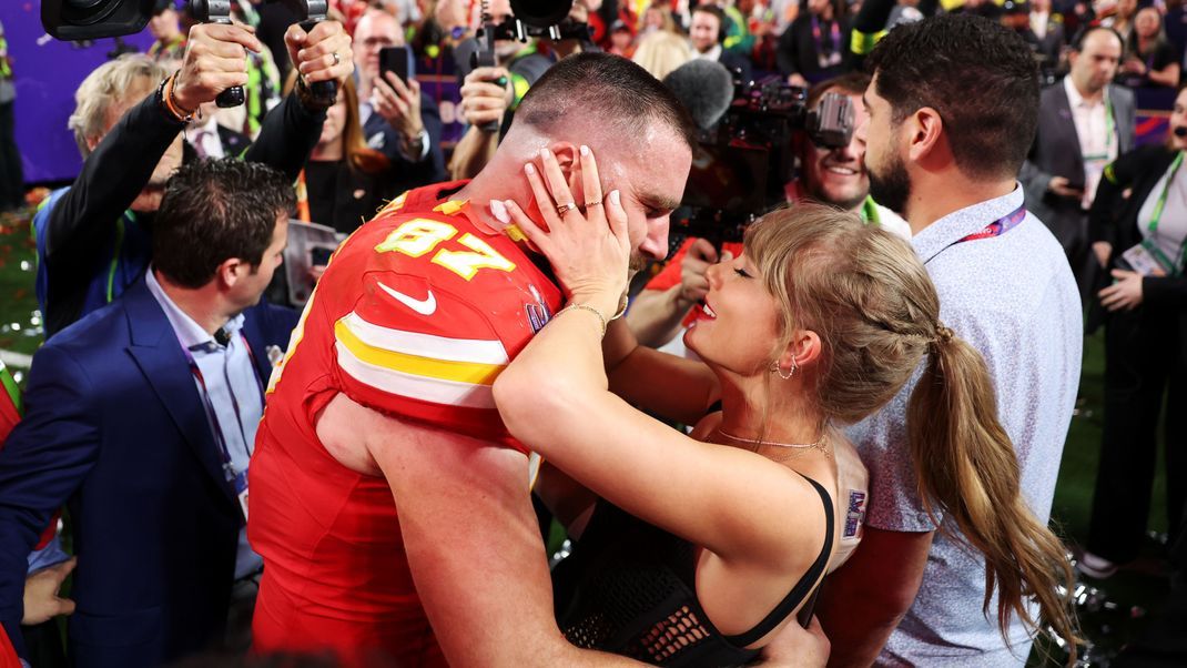 Taylor Swift und Travis Kelce nach dem Super-Bowl-Sieg der Chiefs