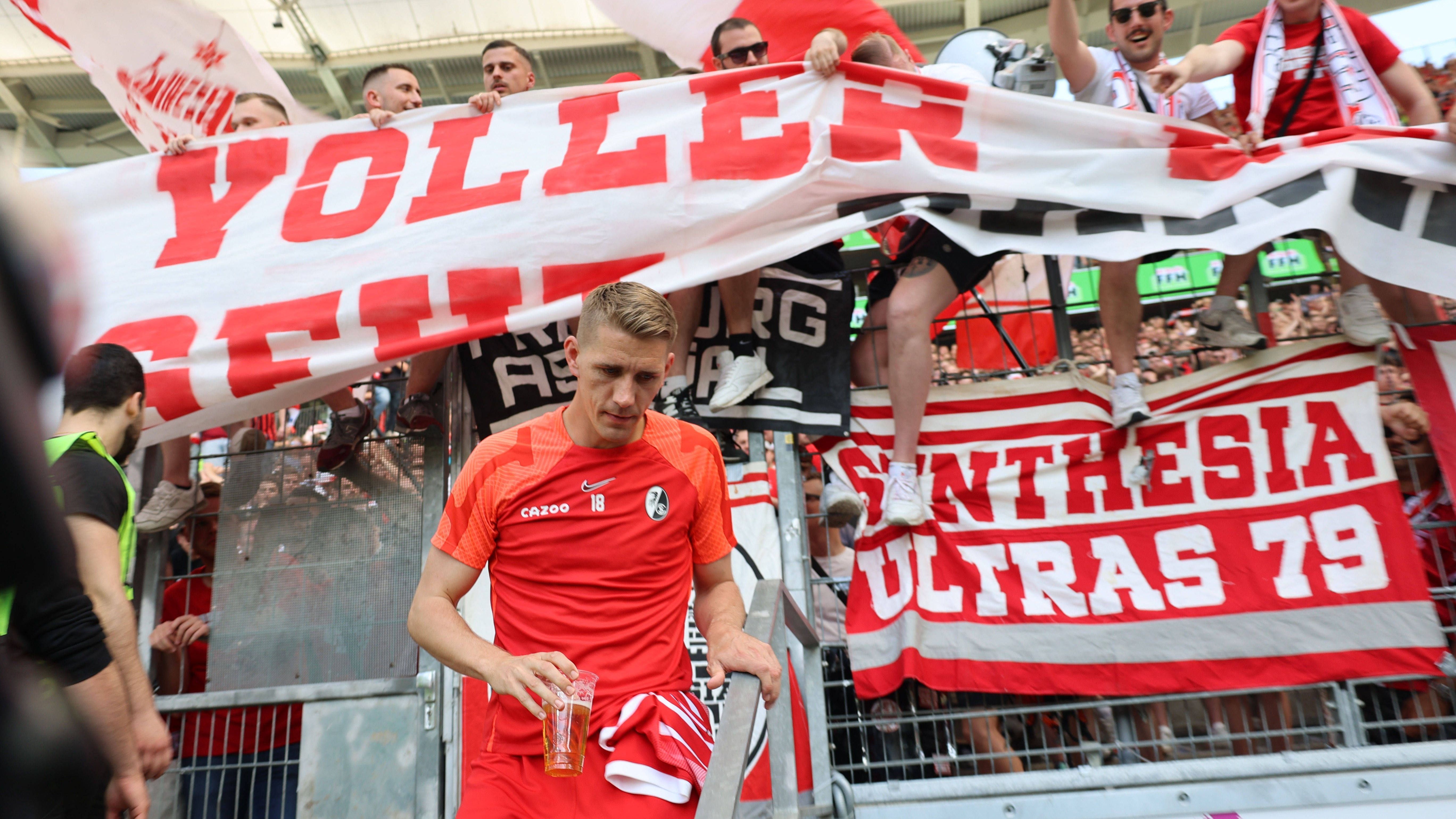 <strong>Fans des SC Freiburg über Nils Petersen</strong><br>"Niemand ist größer als der Verein. Aber du warst verdammt nah dran."<br><em>Transparent der SC-Fans beim letzten Saison-Heimspiel der Freiburger, gerichtet an Stürmer Nils Petersen.</em>