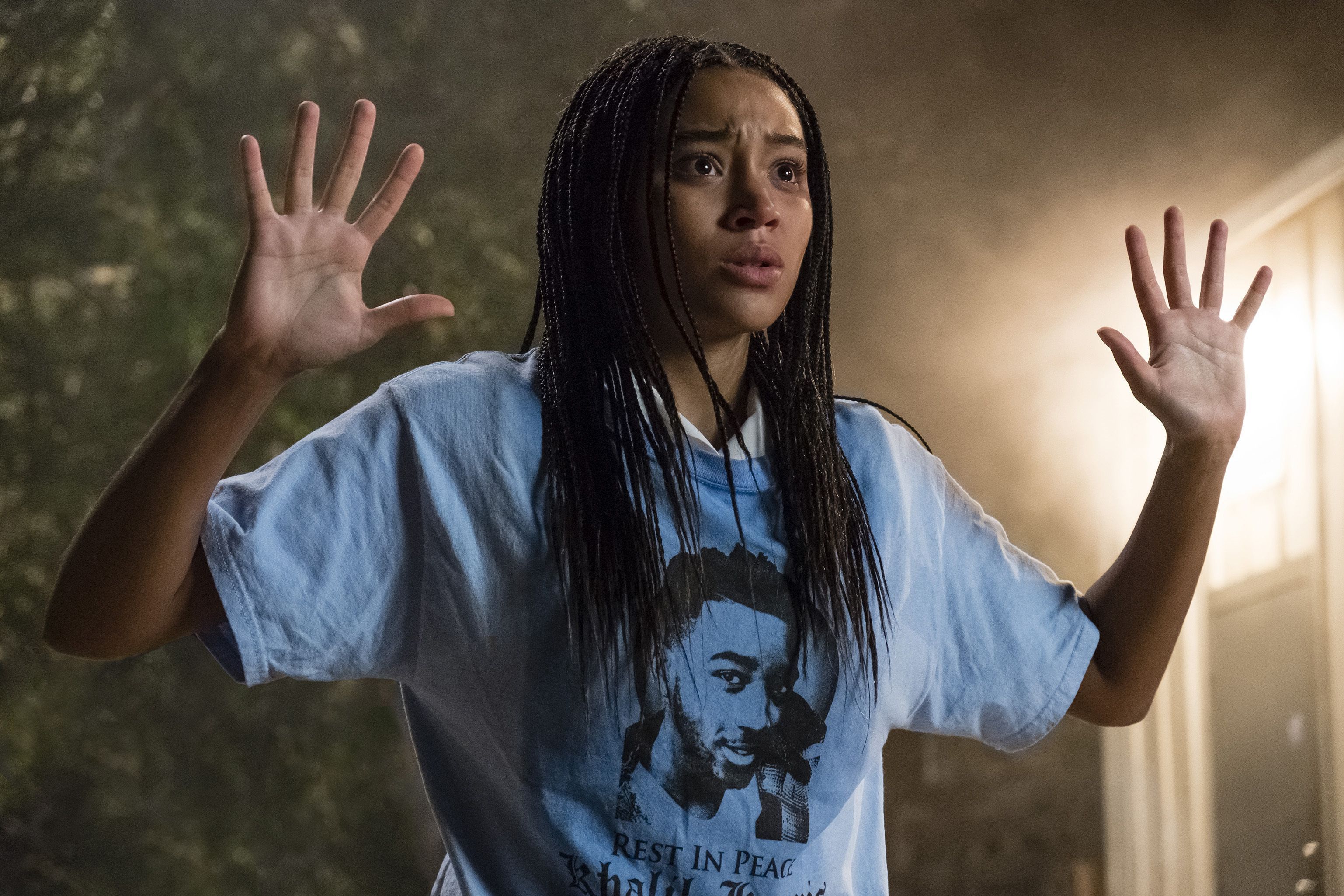 The Hate U Give (2018): Der Film basiert auf einem Roman von Angie Thomas. Das Buch schaffte es auf den 1. Platz der Bestsellerliste der New York Times und wurde mit verschiedenen Preisen ausgezeichnet. Der Film behandelt das komplexe Thema Rassismus mit aller Dringlichkeit. Außerdem wird das Thema anschaulich für das jugendliche Zielpublikum aufgearbeitet.