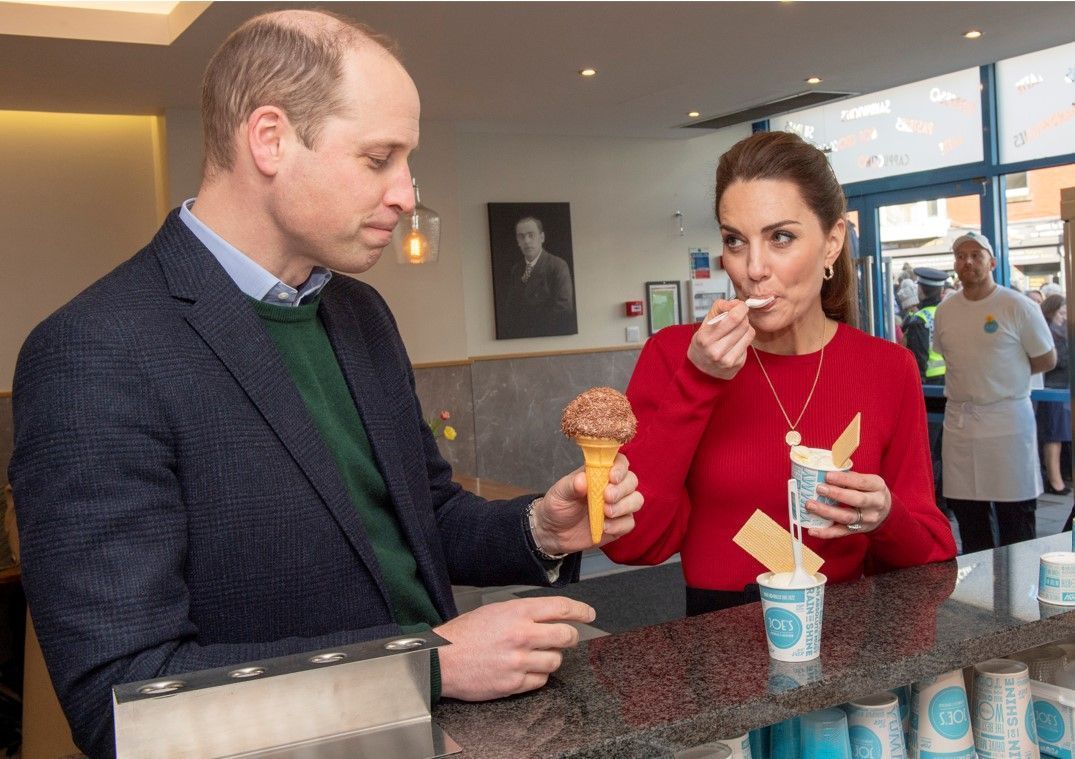 Herzogin Kate greift meistens zu gesunden Snacks, doch hin und wieder darf es auch mal ein Eis oder Schokolade sein. So wie hier, als sie mit ihrem Mann Prinz William eine Eisdiele besucht.