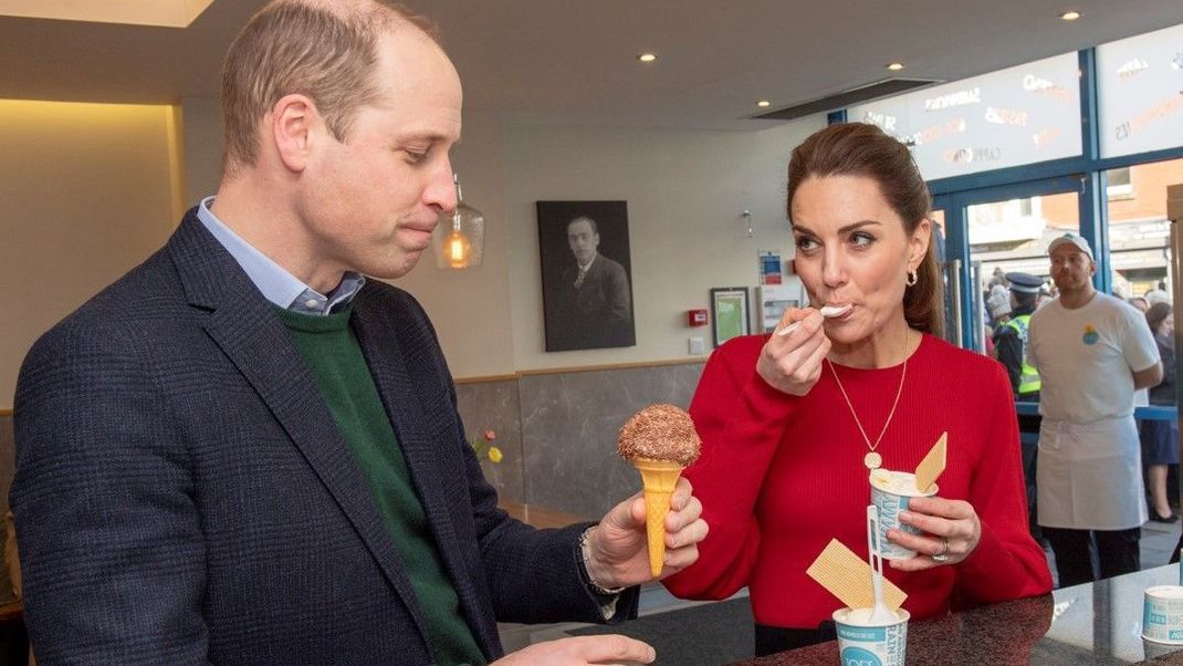 Herzogin Kate greift meistens zu gesunden Snacks, doch hin und wieder darf es auch mal ein Eis oder Schokolade sein. So wie hier, als sie mit ihrem Mann Prinz William eine Eisdiele besucht.