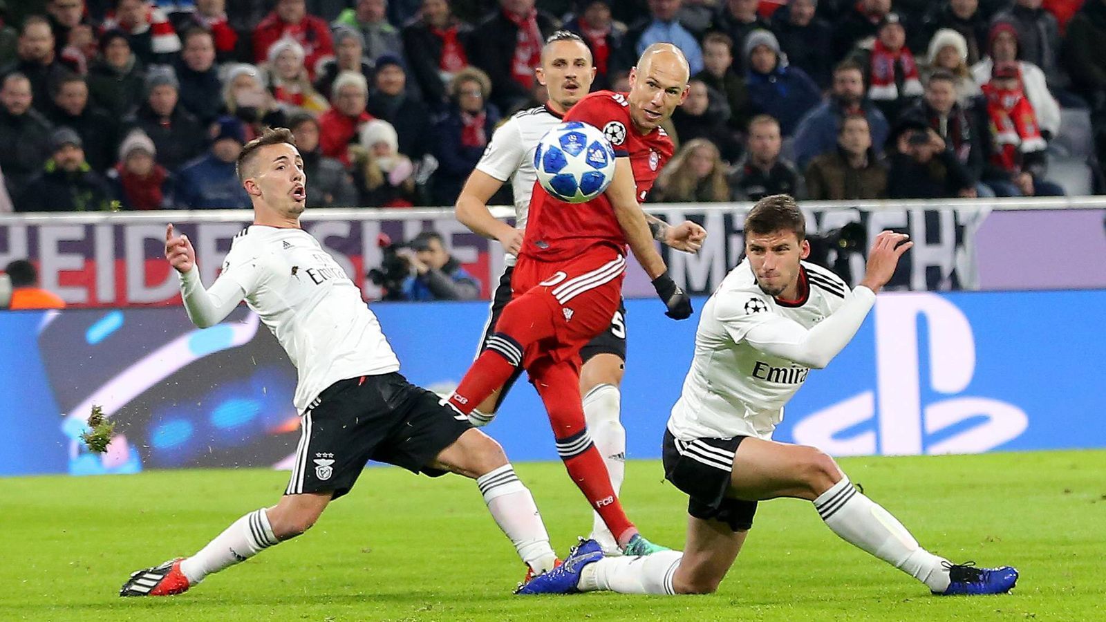 
                <strong>Arjen Robben</strong><br>
                Der Knotenlöser. Er zaubert sogar Uli Hoeneß auf der Tribüne ein Grinsen ins Gesicht. Ein Zaubertor, bei dem er vier Portugiesen ganz alt aussehen lässt. Auch den Konter zum 2:0 schließt er in sehenswerter Robben-Manier ab. In Halbzeit zwei legt er Kunstpausen ein. Die Standing Ovations bei seiner Auswechslung in der 72. Minute sind hochverdient. ran-Note: 1
              