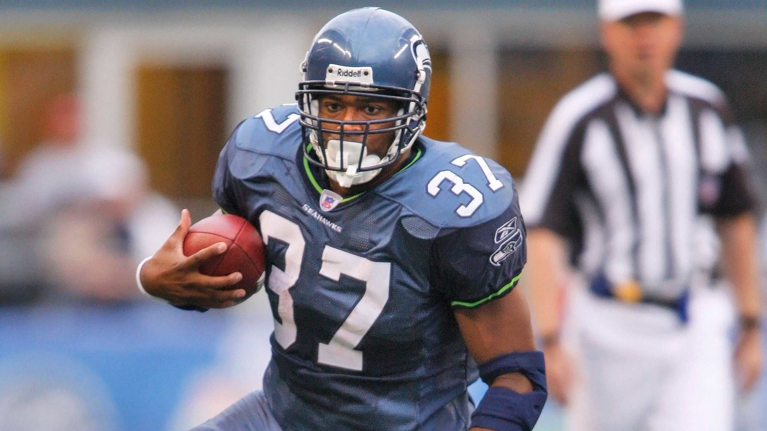 <strong>Seattle Seahawks (2000)</strong><br>Spieler:&nbsp;Shaun Alexander (RB)<br>Jahr des Drafts: 2000<br>Jahr des ersten Awards: 2005<br>Award: Most Valuable Player