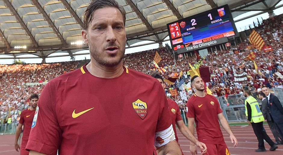 
                <strong>Der tränenreiche Abschied das Francesco Totti</strong><br>
                Totti trifft zwar bei seinem Abschied nicht selbst, darf aber zwei Mal mit den Kollegen zum Jubeln in die Kurve. Am Ende siegt die Roma mit 3:2 gegen Genua und verteidigt Platz zwei - das Ticket für die Königsklasse ist gelöst.
              